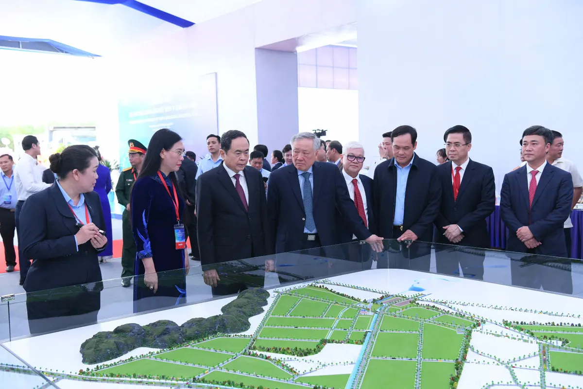 Chủ tịch Quốc hội Trần Thanh Mẫn dự lễ động thổ dự án Khu công nghiệp VSIP II Quảng Ngãi<br>广义省2号工业园区基础设施商业与投资建设项目正式启动 3 120320251035 z6398521894412 5c8f7ed93d38224bc493883f17e041d4 86319704868381798151645