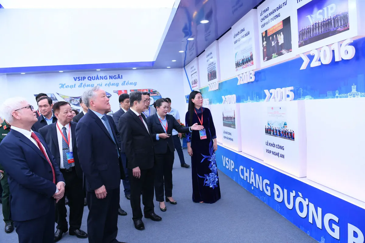 Chủ tịch Quốc hội Trần Thanh Mẫn dự lễ động thổ dự án Khu công nghiệp VSIP II Quảng Ngãi<br>广义省2号工业园区基础设施商业与投资建设项目正式启动 2 120320251038 z6398521912352 d1e4d144638d296f066a965183983dec 13389571160523516231249