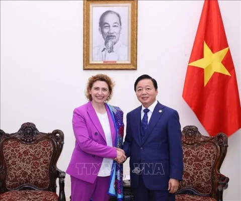 pho thu tuong tran hong ha tiep pho chu tich ngan hang dau tu chau au stand