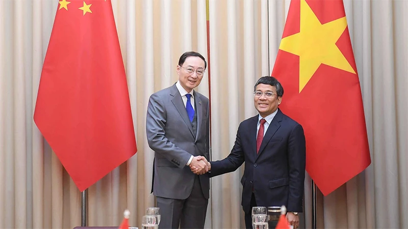 Thứ trưởng Thường trực Bộ Ngoại giao Nguyễn Minh Vũ hội đàm với Thứ trưởng Bộ Ngoại giao Trung Quốc<br>越南外交部常务副部长阮明宇与中国外交部副部长举行会谈 1 trung quoc 9470 7280.jpg 1