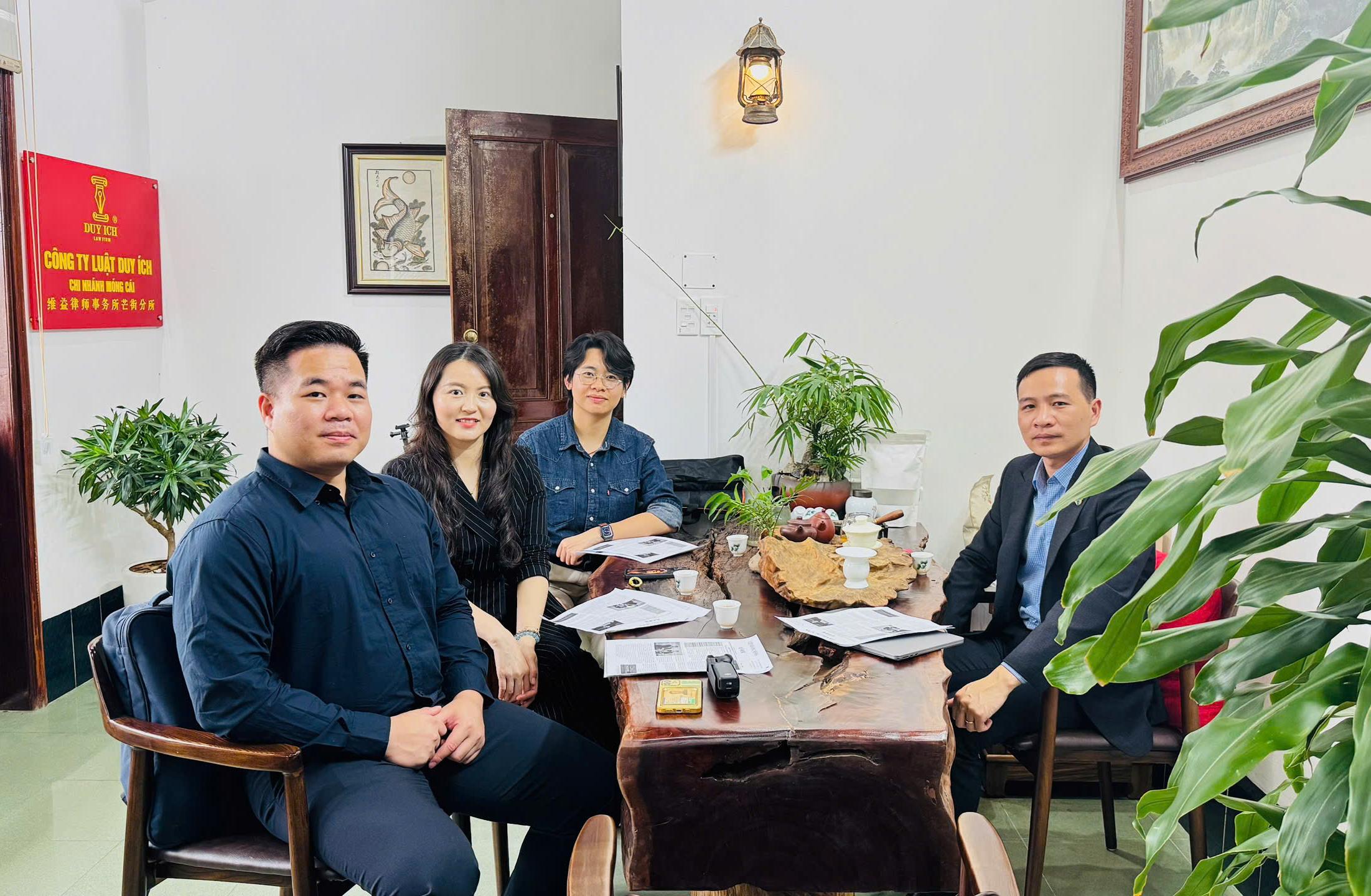 Công ty Luật Duy Ích (Móng Cái) hân hạnh đón tiếp các luật sư của Yingke (Nam Ninh, Quảng Tây) đến thăm và làm việc<br>维益(芒街)律师事务所非常荣幸地接待了来自北京市盈科(南宁)律师事务所的律师前来洽谈 1 z6376755463652 f804f45d84148a99f036a1c755ec9abf