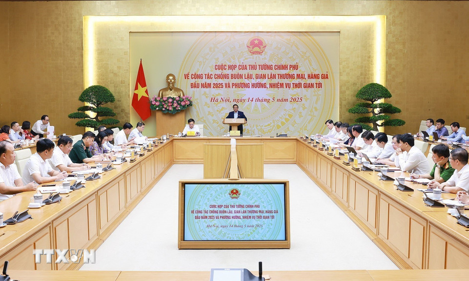 Thủ tướng: Có sự buông lỏng trong chống buôn lậu, gian lận thương mại, hàng giả<br>政府总理范明政:打击走私、商业欺诈和伪劣商品工作仍不严 存在放松现象 2 thu tuong chong hang gia 3