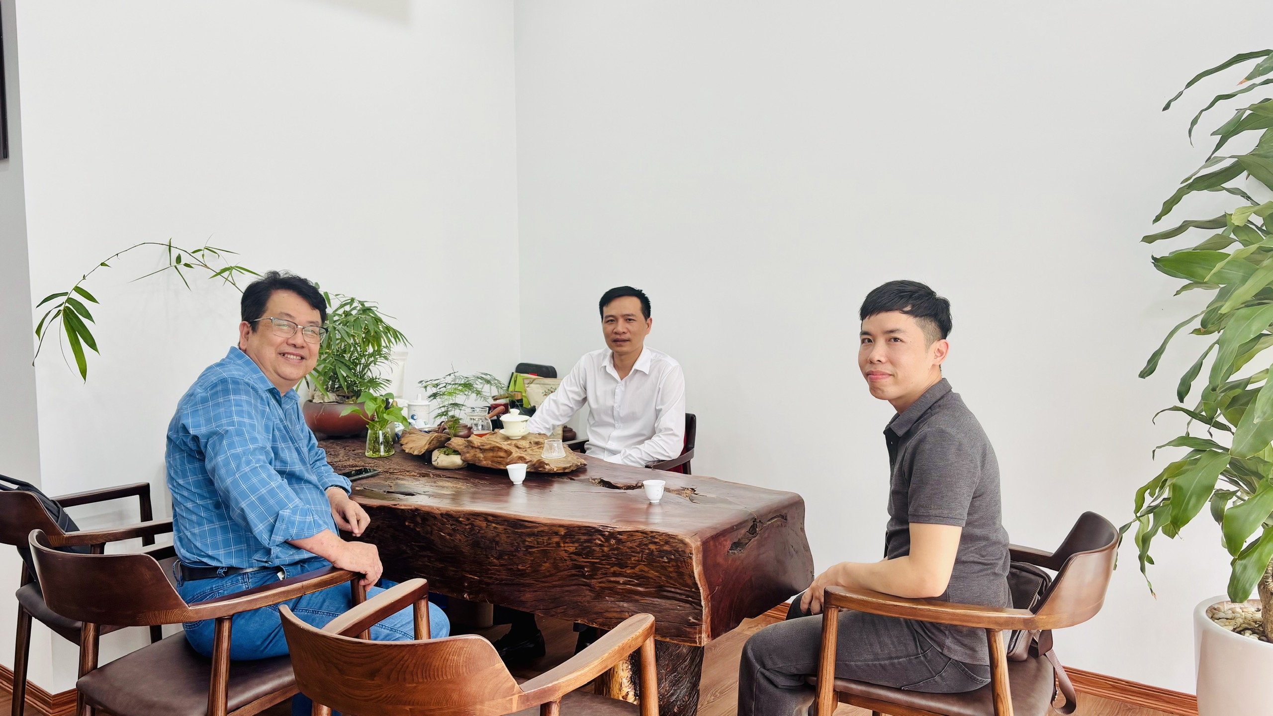 ĐẠI DIỆN CÔNG TY CẨM TÚ ĐÔNG VIỆT (QUẢNG TÂY) ĐẾN THĂM VÀ LÀM VIỆC VỚI CÔNG TY TNHH XÚC TIẾN THƯƠNG MẠI VIỄN DƯƠNG<br>广西锦绣东越人力资源有限公司代表访问越南远洋贸易促进有限公司并开展交流合作 1 z6651442977090 89ca272a841fdafc9013a96ac17f0b69