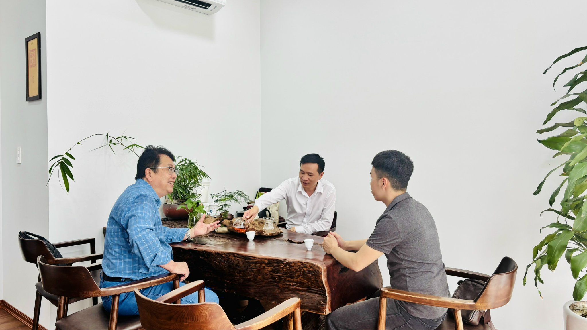 ĐẠI DIỆN CÔNG TY CẨM TÚ ĐÔNG VIỆT (QUẢNG TÂY) ĐẾN THĂM VÀ LÀM VIỆC VỚI CÔNG TY TNHH XÚC TIẾN THƯƠNG MẠI VIỄN DƯƠNG<br>广西锦绣东越人力资源有限公司代表访问越南远洋贸易促进有限公司并开展交流合作 2 z6651444270963 19db4d928063f3305bce01c0685d9962