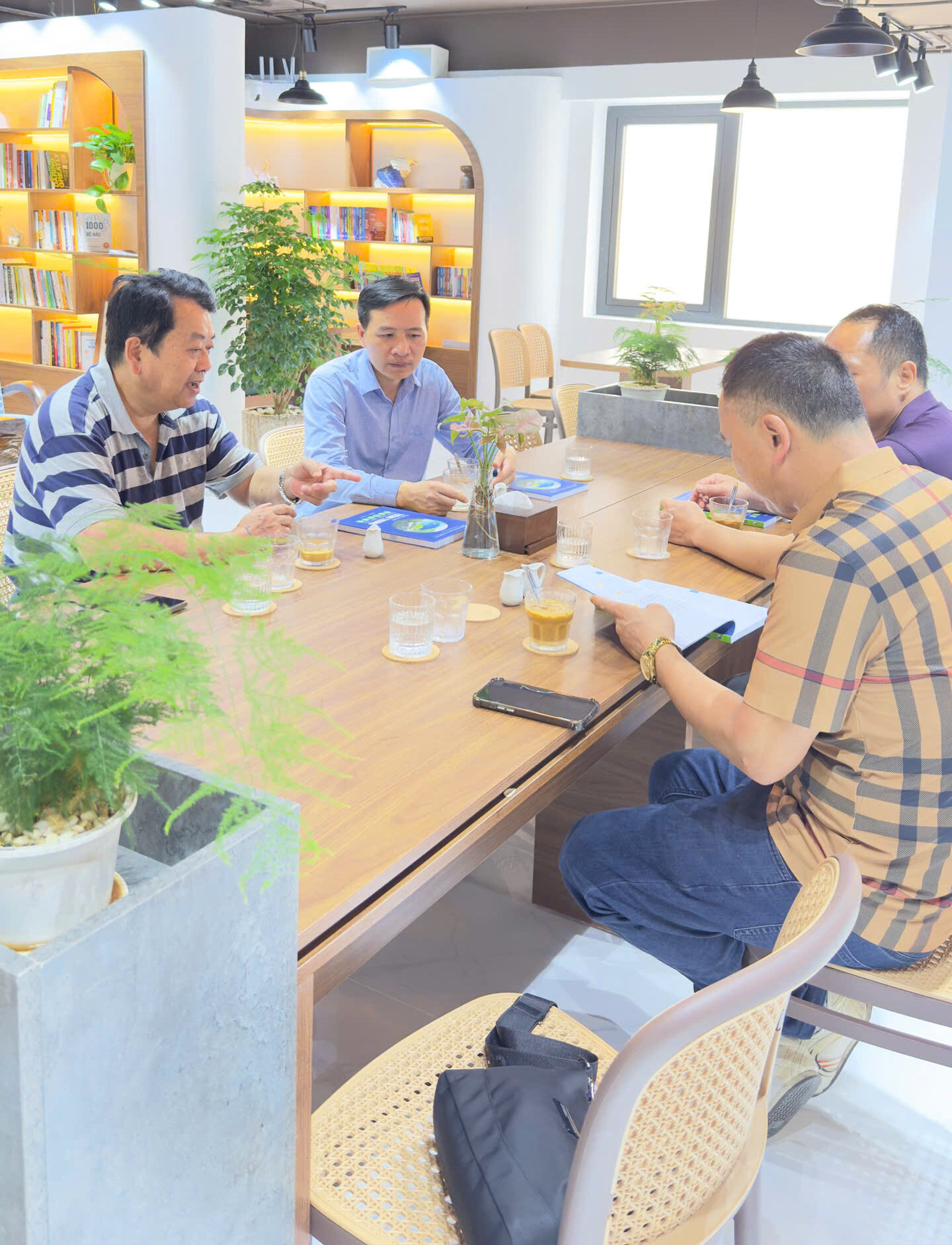 Công Ty Cẩm Tú Đông Việt (Quảng Tây) đến thăm và làm việc với Công Ty TNHH Xúc Tiến Thương Mại Viễn Dương<br>广西锦绣东越人力资源有限公司赴远洋贸易促进有限责任公司开展工作访问 2 z6810644799654 c6d640daf08faf4f55233c8e00300edc e1752658890963