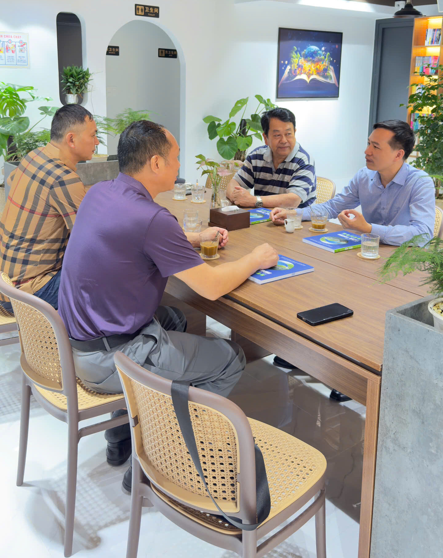 Công Ty Cẩm Tú Đông Việt (Quảng Tây) đến thăm và làm việc với Công Ty TNHH Xúc Tiến Thương Mại Viễn Dương<br>广西锦绣东越人力资源有限公司赴远洋贸易促进有限责任公司开展工作访问 3 z6810644812431 f6b2accb3580f664ba246c64ee8d2c73 e1752658934921