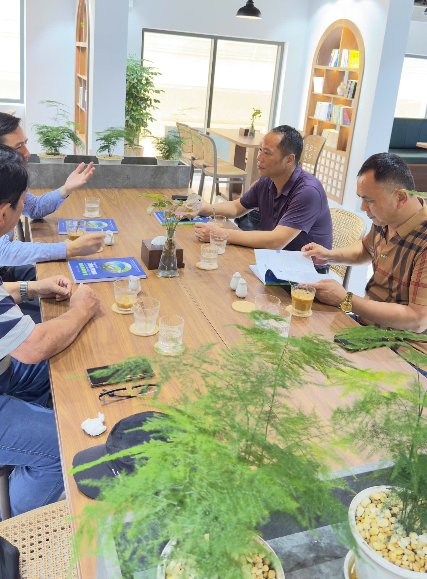 Công Ty Cẩm Tú Đông Việt (Quảng Tây) đến thăm và làm việc với Công Ty TNHH Xúc Tiến Thương Mại Viễn Dương<br>广西锦绣东越人力资源有限公司赴远洋贸易促进有限责任公司开展工作访问 4 z6810644819841 1d748182ccd4f4538bbd1603be9b5139 e1752659017900