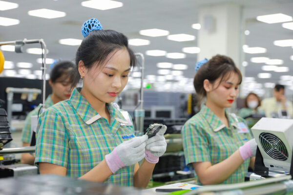 nhan vien samsung dang lam viec tai day chuyen san xuat dien thoai 1