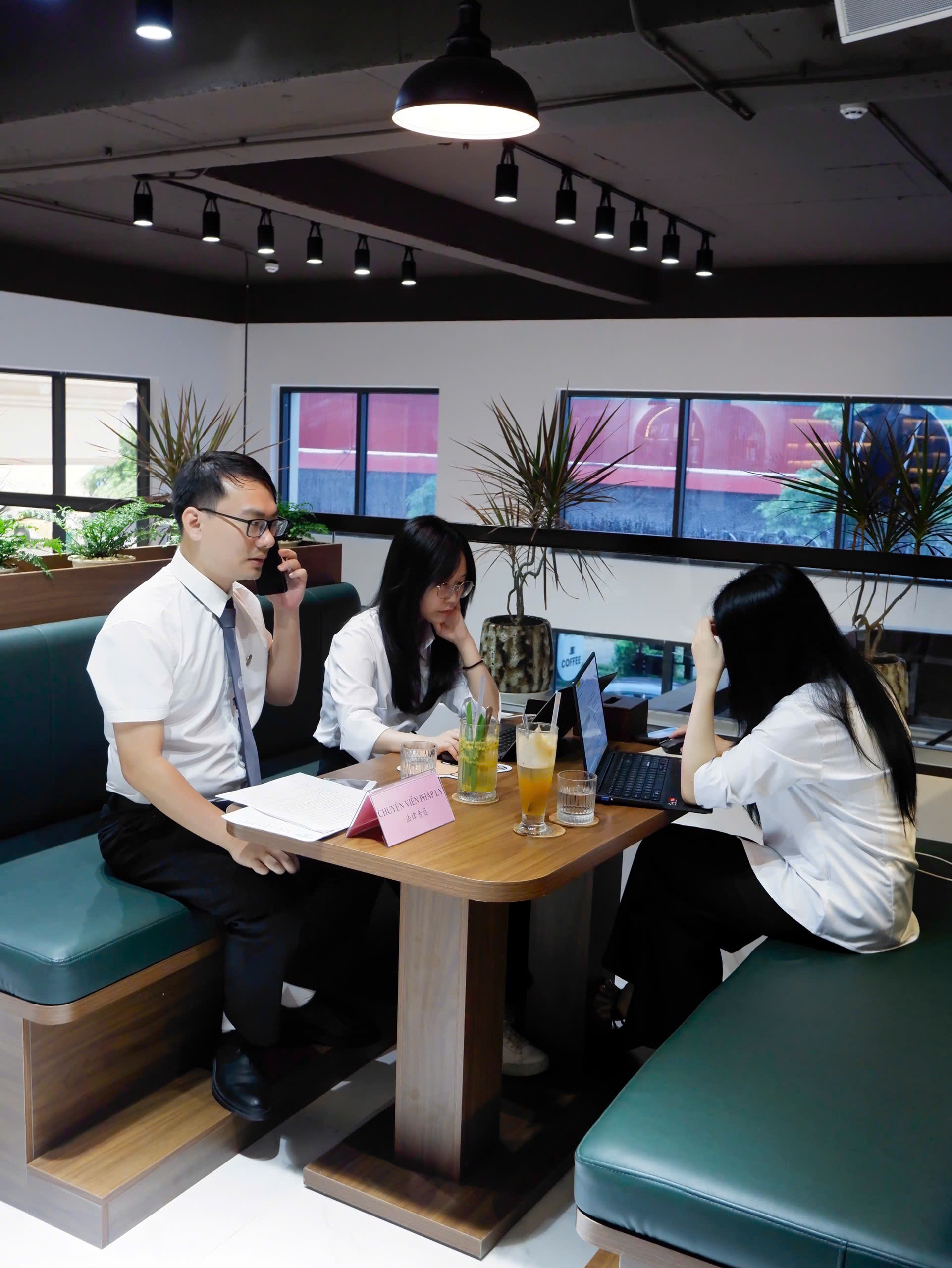 Đón tiếp Giám đốc Chi nhánh Ngân hàng ACB Móng Cái tới thăm và làm việc<br>热烈欢迎ACB银行芒街分行行长来访考察 5 z6925407104956 80669dee710a72a389a911cb401d2b5d