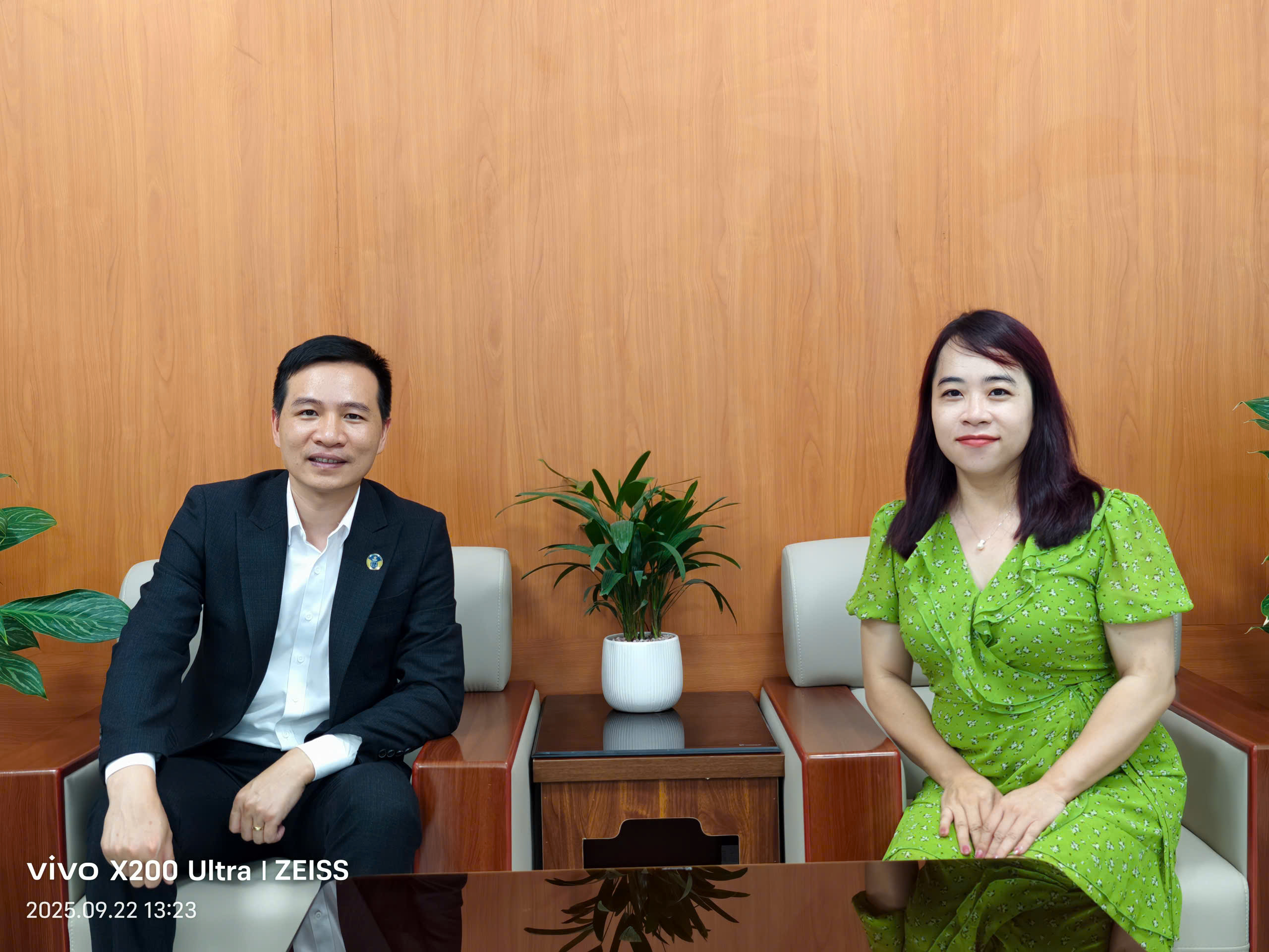 Nhiệt liệt chào mừng Luật sư Vi Hiểu Lam thăm và giao lưu tại Duy Ích & Viễn Dương<br>热烈欢迎南宁市律师协会秘书长韦晓岚律师莅临维益(芒街)律师事务所及远洋贸易促进公司参观交流! 3 vihieulan