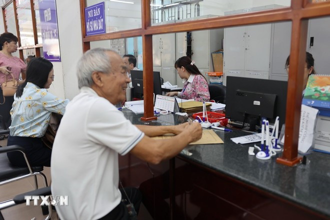 nguoi dan toi lam thu tuc hanh chinh tai phuong vung tau moi anh