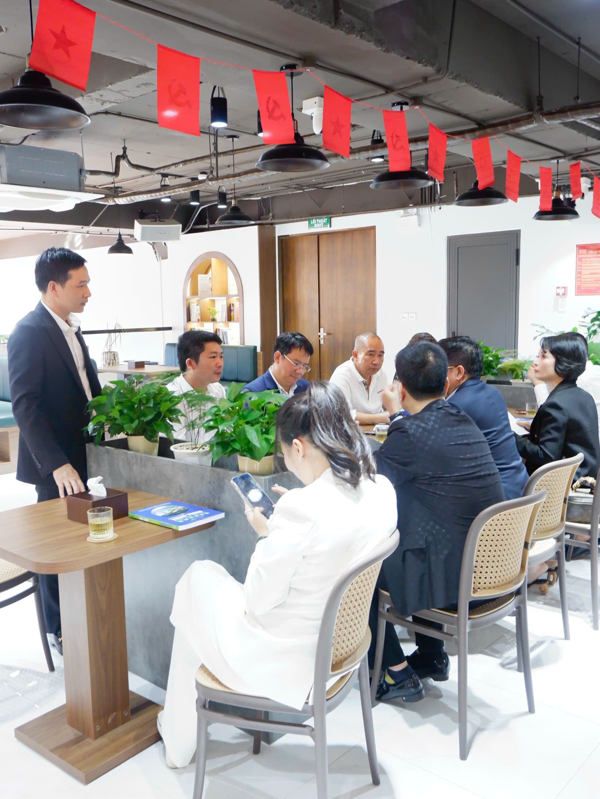 HỘI DOANH NGHIỆP TRẺ HÀ NỘI VÀ LIÊN MINH DOANH NGHIỆP VIỆT – TRUNG THĂM VÀ LÀM VIỆC TẠI VIỄN DƯƠNG – DUY ÍCH (MÓNG CÁI)<br>河内青年企业家协会、越中企业联盟代表团走访远洋贸易促进有限公司和维益(芒街)律师事务所 5 z7154689760125 1340b81ef7c5d5ff27803bc283b28224