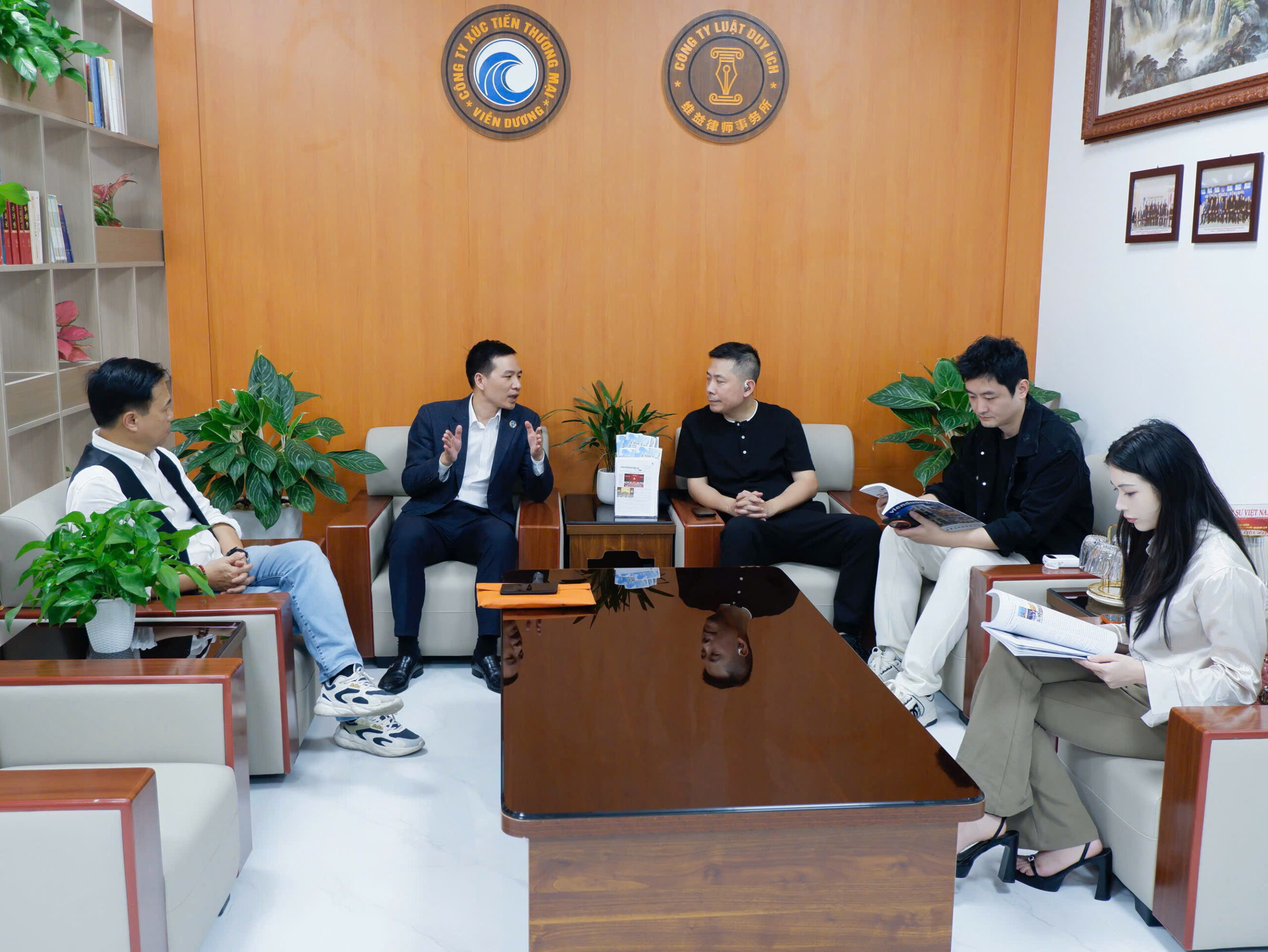Hân hạnh tiếp đón ông Dương Lập Phu (杨立夫) và đoàn công tác đến thăm, làm việc tại Móng Cái 9 z7209105711873 22c212a4758da8a9869d098fe3601c03 scaled
