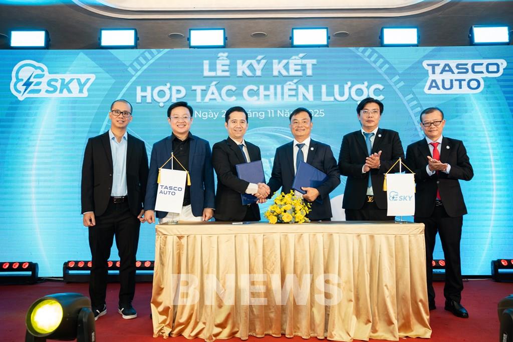 1 dai dien tasco auto va esky ky ket hop tac chien luoc phat trien he thong tram sac nhanh cho xe dien tai viet nam 1 20251130133314