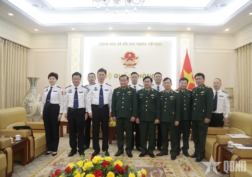 Thượng tướng Hoàng Xuân Chiến tiếp Đoàn Cục Quản lý Di dân Quốc gia Trung Quốc<br>黄春战上将会见中国国家移民管理局副局长刘海涛 3 chup chung