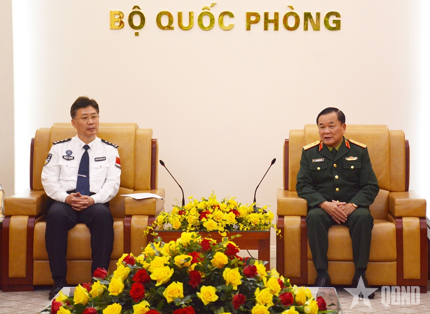 Thượng tướng Hoàng Xuân Chiến tiếp Đoàn Cục Quản lý Di dân Quốc gia Trung Quốc<br>黄春战上将会见中国国家移民管理局副局长刘海涛 1 tt chien 1