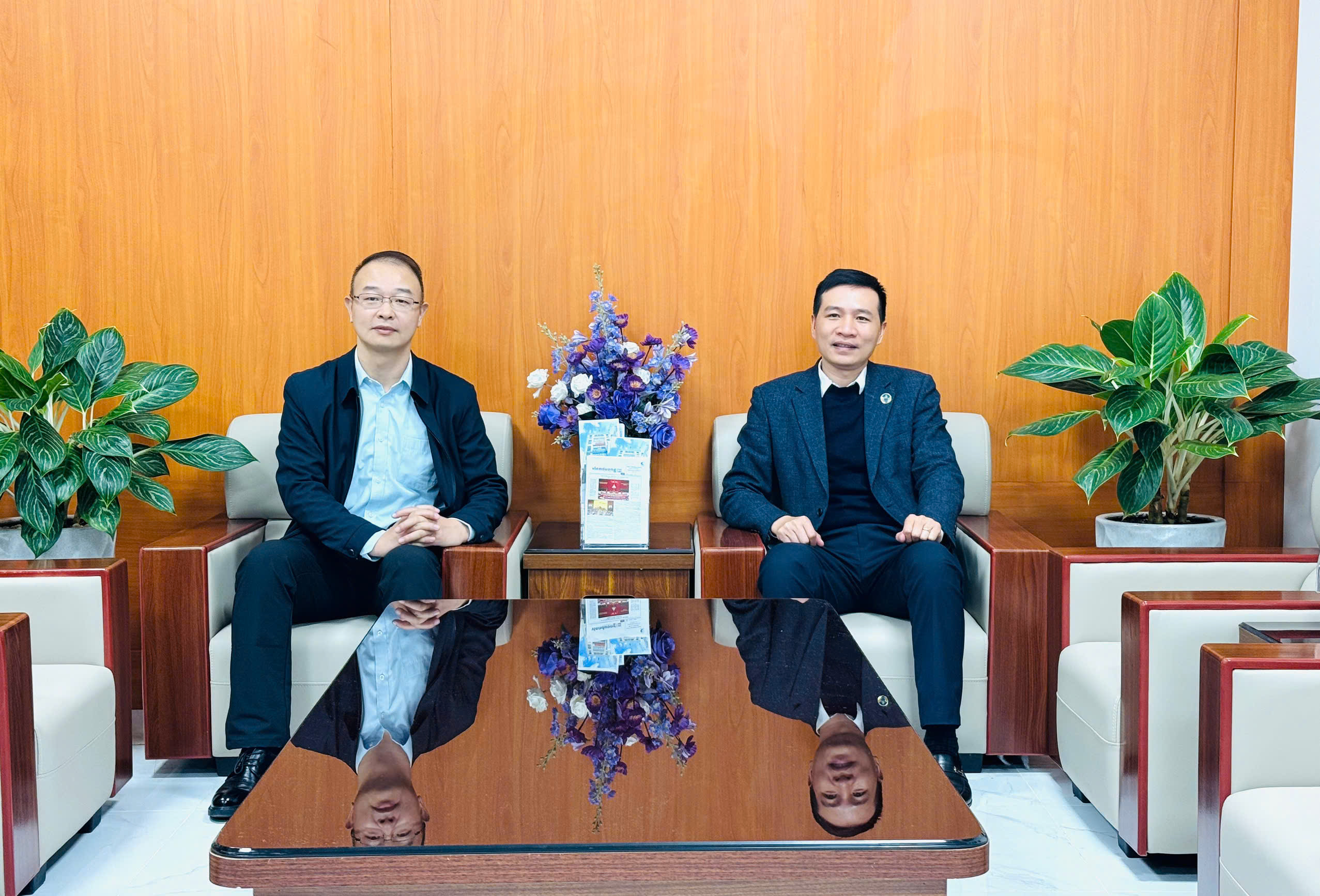 Đón tiếp ông Phương Chí Minh – Tổng giám đốc Công ty TNHH Khoa học Công nghệ Khởi nghiệp TusStar Quảng Tây tới thăm và làm việc với Viễn Dương!<br>欢迎广西启迪之星科技有限公司总经理方志明莅临远洋访问交流! 4 z7315234110053 a5e6463aa15d3b9a92299c83ca620c14