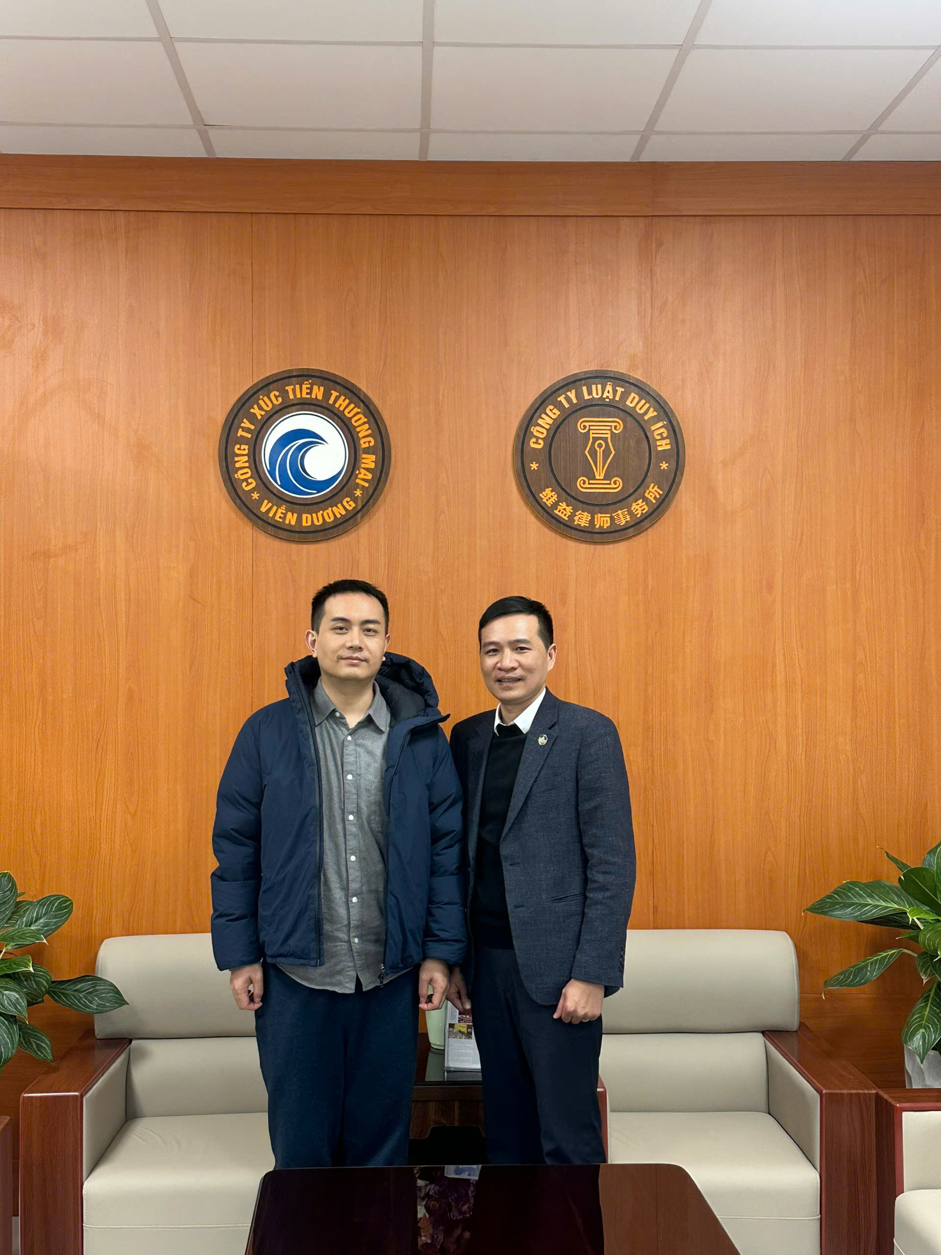 ĐÓN TIẾP GS.TS BÀNH CHẤN – PHÓ VIỆN TRƯỞNG VIỆN PHÁP LUẬT, ĐẠI HỌC DÂN TỘC QUẢNG TÂY<br>迎接广西民族大学法学院副院长彭振教授、博士 2 z7397740684701 3a46a31e89e0ca0bf98853064190b8b2