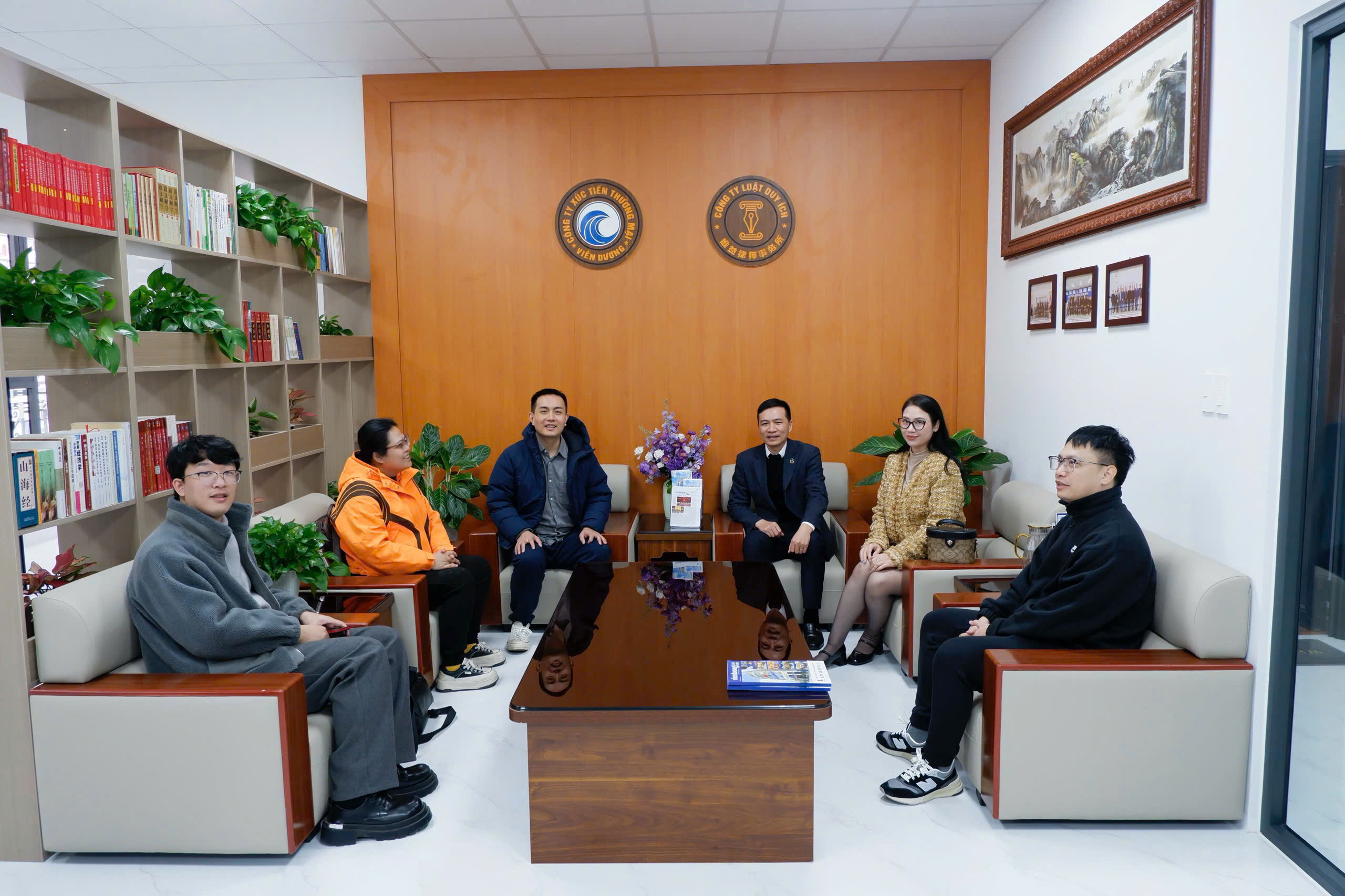 ĐÓN TIẾP GS.TS BÀNH CHẤN – PHÓ VIỆN TRƯỞNG VIỆN PHÁP LUẬT, ĐẠI HỌC DÂN TỘC QUẢNG TÂY<br>迎接广西民族大学法学院副院长彭振教授、博士 8 z7397740694662 3a974ef6a739c16ef83a7148782e5136