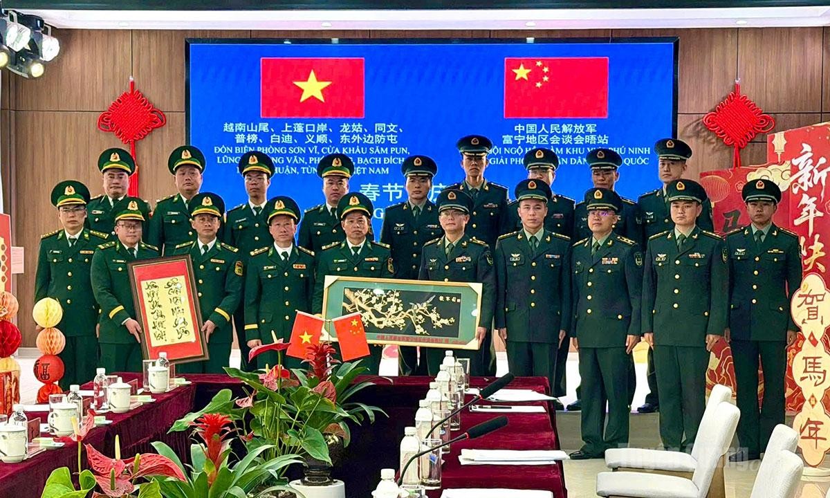 Nhiều hoạt động giao lưu hữu nghị trên tuyến biên giới Việt Nam – Trung Quốc<br>越中边境线上开展多项友好交流活动 2 bo doi bien phong tuyen quang tham du chuong trinh le hoi tet nguyen dan 1 2026020420152420260205080257