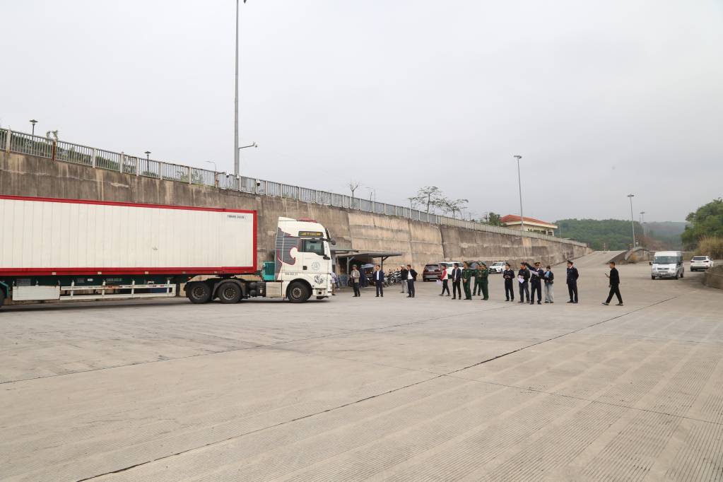 Kim ngạch XNK qua các cửa khẩu, lối mở khu vực Móng Cái đạt hơn 3,3 tỷ USD<br>芒街国际口岸进出口总额达33亿美元 2