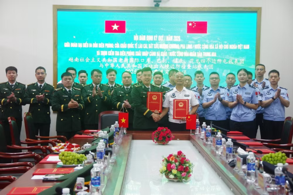 txtvn hoi dam va trao danh hieu su gia huu nghi viet nam trung quoc2