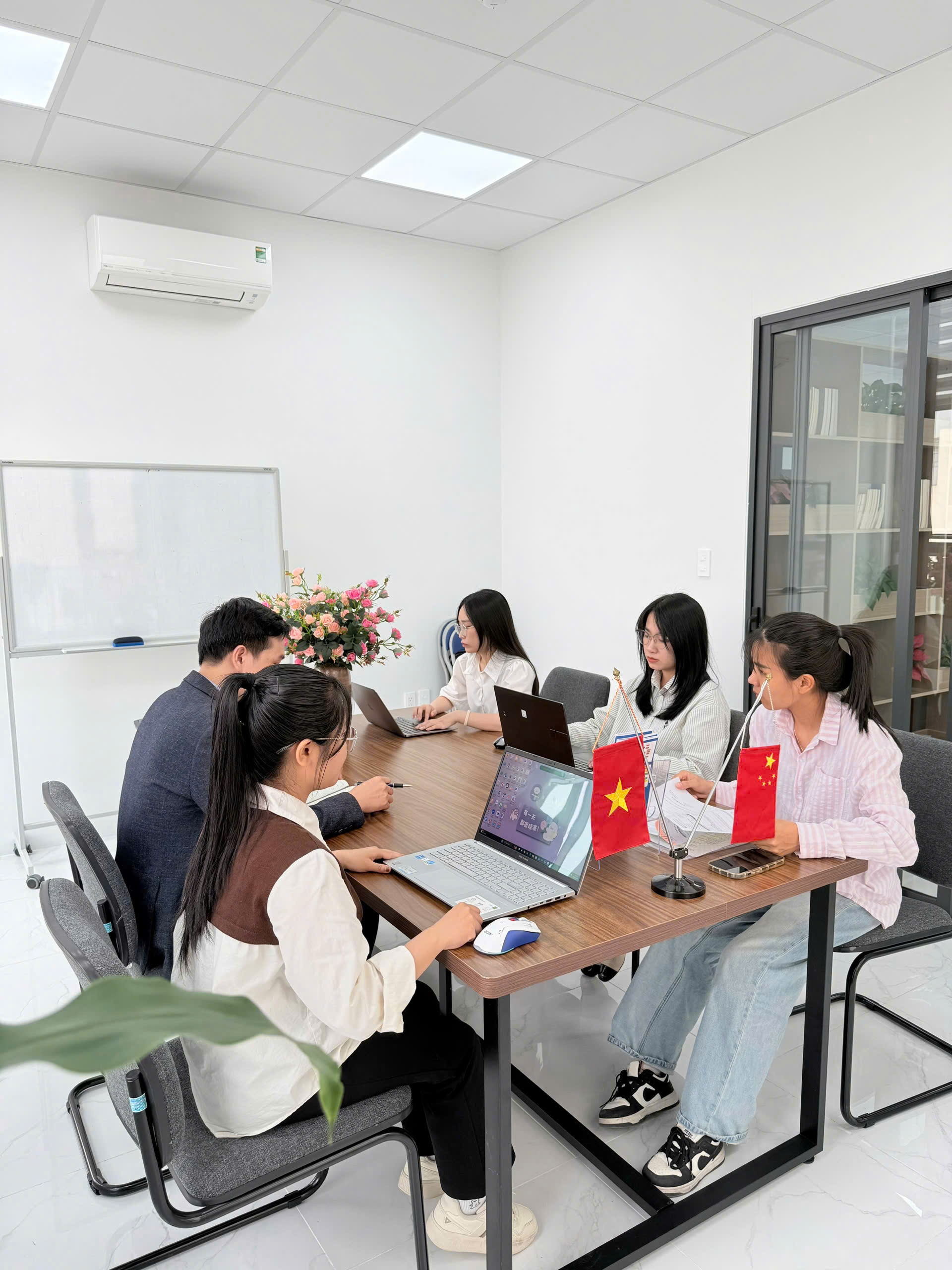 VIỄN DƯƠNG LEGAL TRỤ CỘT PHÁP LÝ TRONG HỆ SINH THÁI HỖ TRỢ DOANH NGHIỆP TOÀN DIỆN <br>远洋律师事务所:企业全方位支持生态系统的法律中流砥柱 3 z7711103731256 921ac47a0d5edbf5d80d5e1d5647fb3f