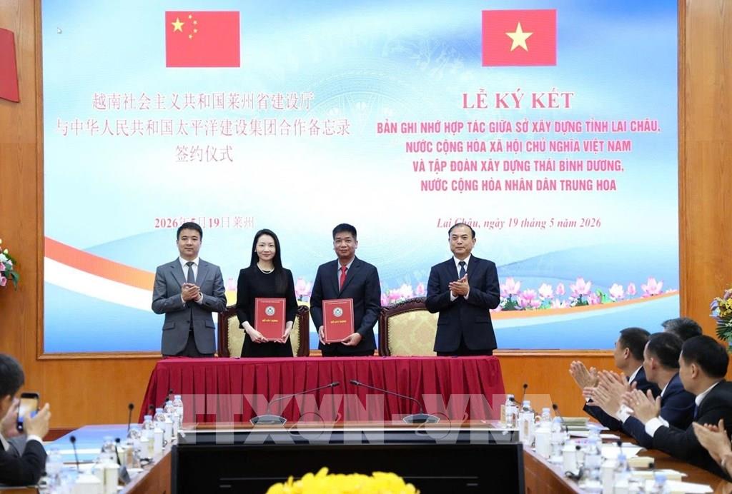 Lai Châu ký kết hợp tác với Tập đoàn Xây dựng Thái Bình Dương (Trung Quốc) <br> 莱州省与中国太平洋建设集团签署合作备忘录 1 151058 lai chau ky ket ghi nho hop tac voi tap doan xay dung thai binh duong trung quoc 1 1
