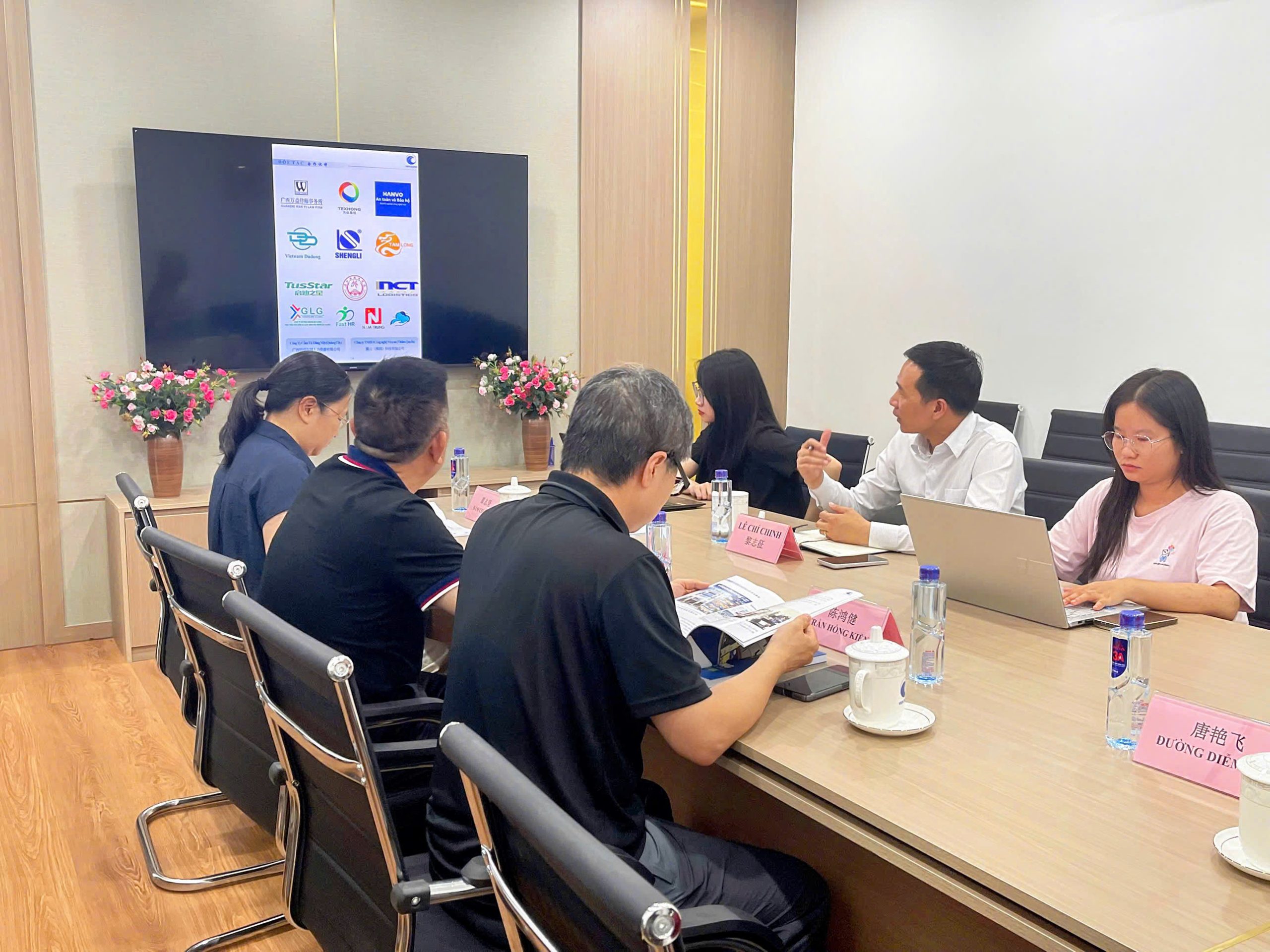 Thúc đẩy hợp tác giáo dục Hoa ngữ Việt - Trung: Trường Hoa kiều Quảng Tây thăm và làm việc tại Viễn Dương<br>推动越中文教育合作:广西华侨学校走访越南远洋 20 z7849879382892 e339fd865adff5468cb820a522ce51d0 scaled