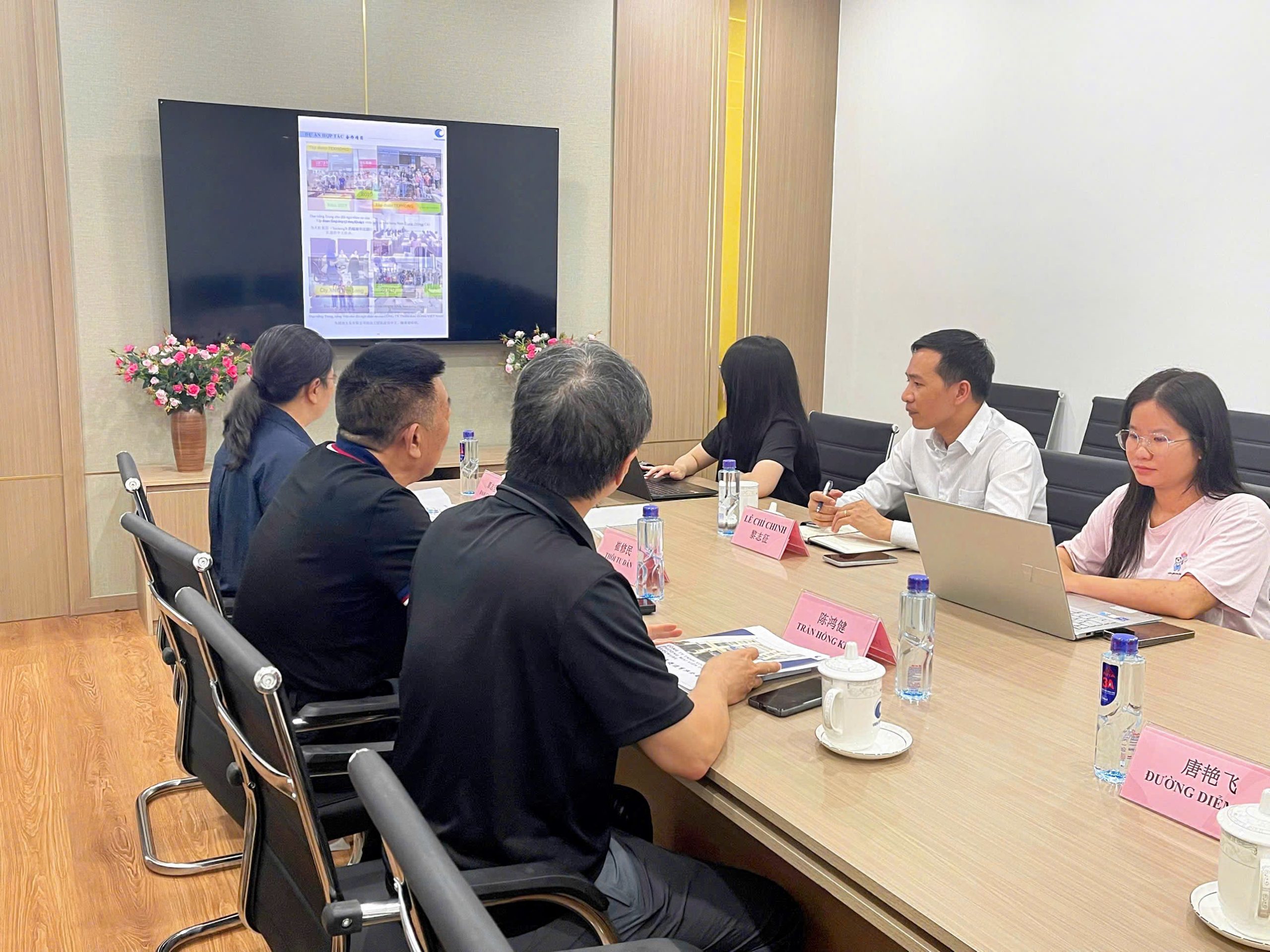 Thúc đẩy hợp tác giáo dục Hoa ngữ Việt - Trung: Trường Hoa kiều Quảng Tây thăm và làm việc tại Viễn Dương<br>推动越中文教育合作:广西华侨学校走访越南远洋 17 z7849879407052 9de78881cefd40c8299012c9cad5fc82 scaled