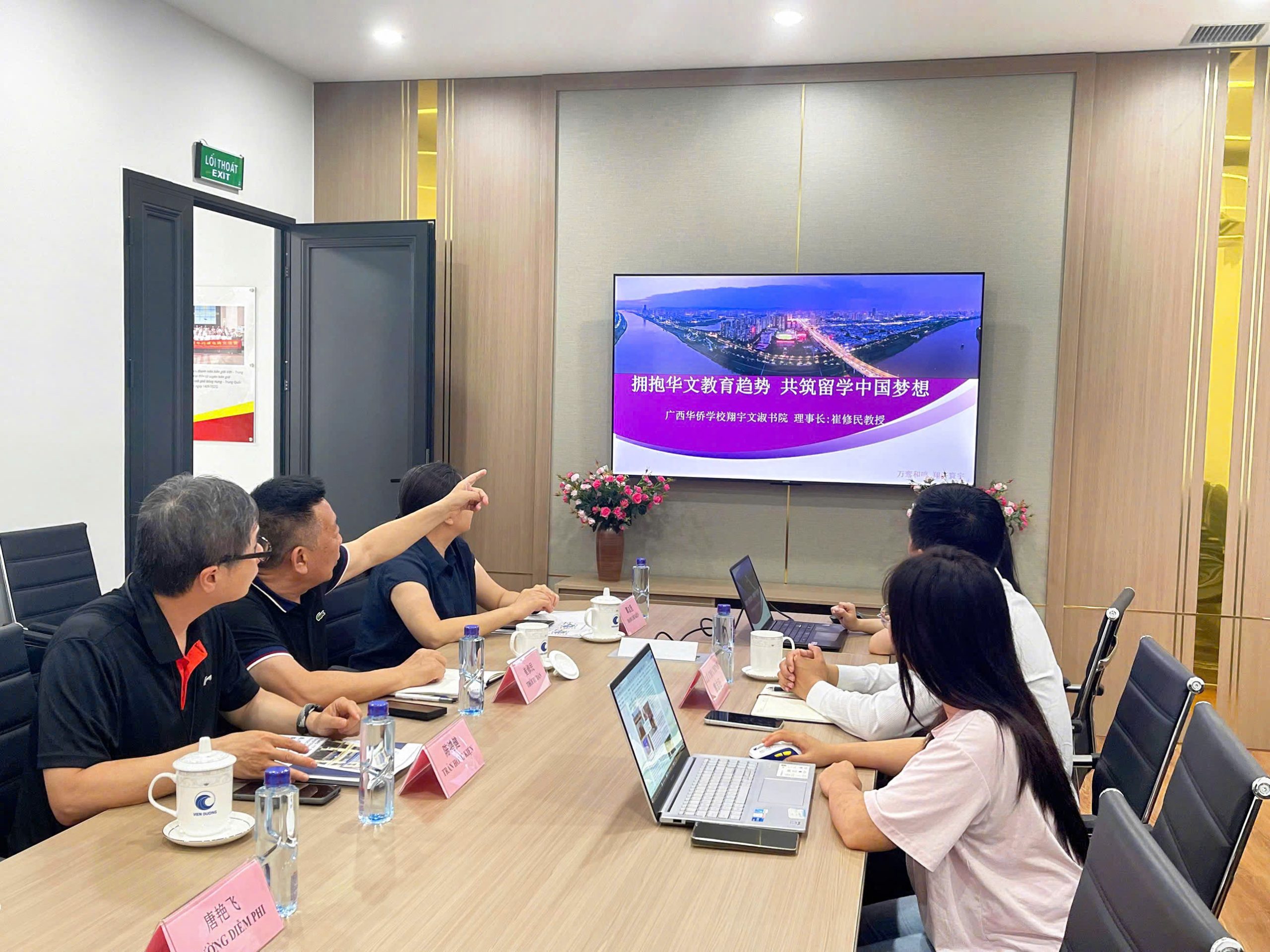 Thúc đẩy hợp tác giáo dục Hoa ngữ Việt - Trung: Trường Hoa kiều Quảng Tây thăm và làm việc tại Viễn Dương<br>推动越中文教育合作:广西华侨学校走访越南远洋 2 z7849879421437 2885f472a260de5afffcac9b28d88454 scaled
