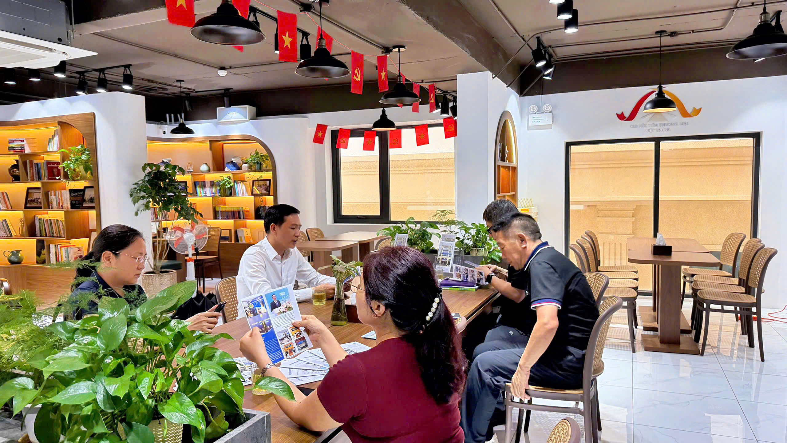 Thúc đẩy hợp tác giáo dục Hoa ngữ Việt - Trung: Trường Hoa kiều Quảng Tây thăm và làm việc tại Viễn Dương<br>推动越中文教育合作:广西华侨学校走访越南远洋 13 z7849879434809 6abce94eb04b8e22356075a9529b25b5
