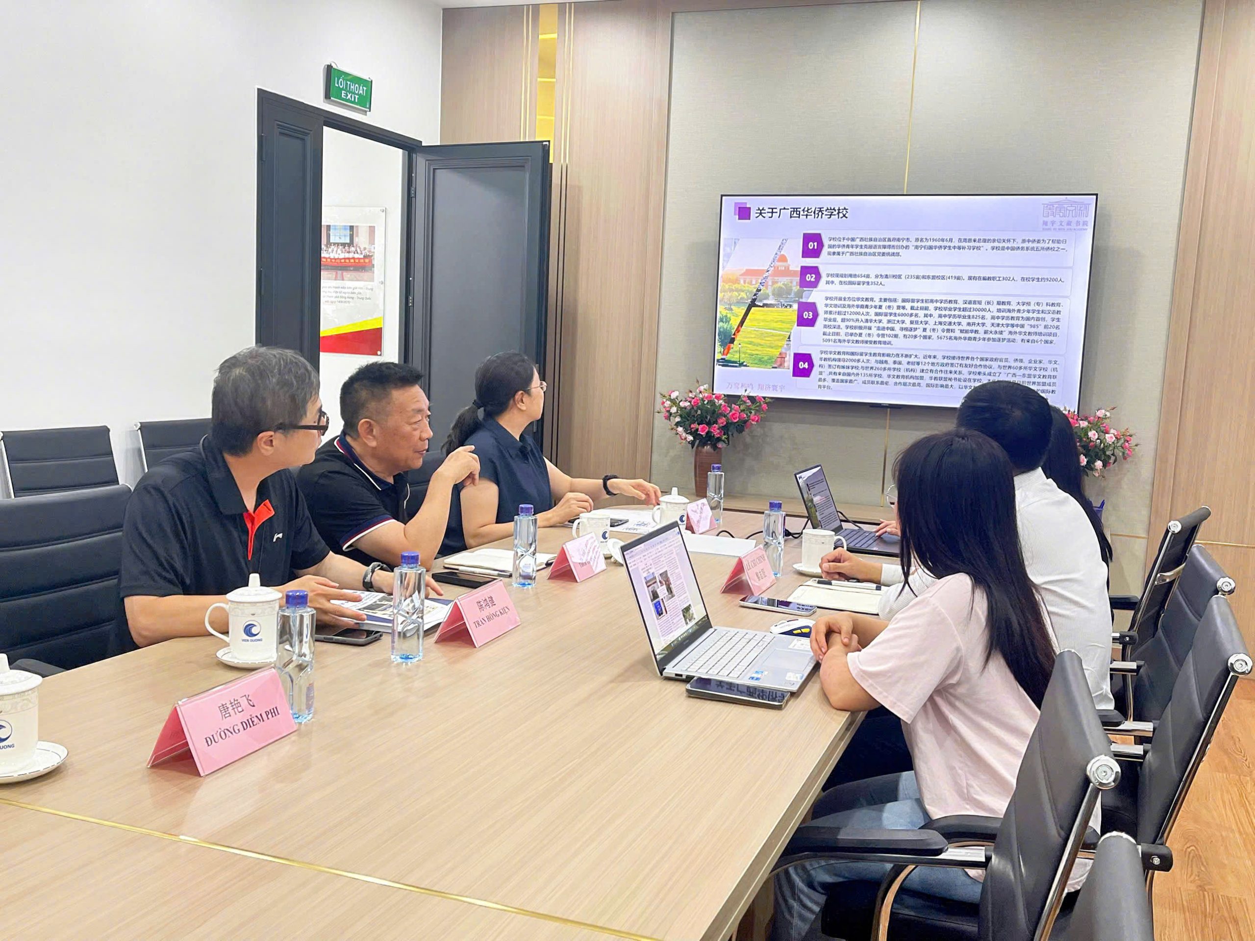 Thúc đẩy hợp tác giáo dục Hoa ngữ Việt - Trung: Trường Hoa kiều Quảng Tây thăm và làm việc tại Viễn Dương<br>推动越中文教育合作:广西华侨学校走访越南远洋 12 z7849879442348 61c9b3fdd4d05794a72faa3c71774ed7 scaled