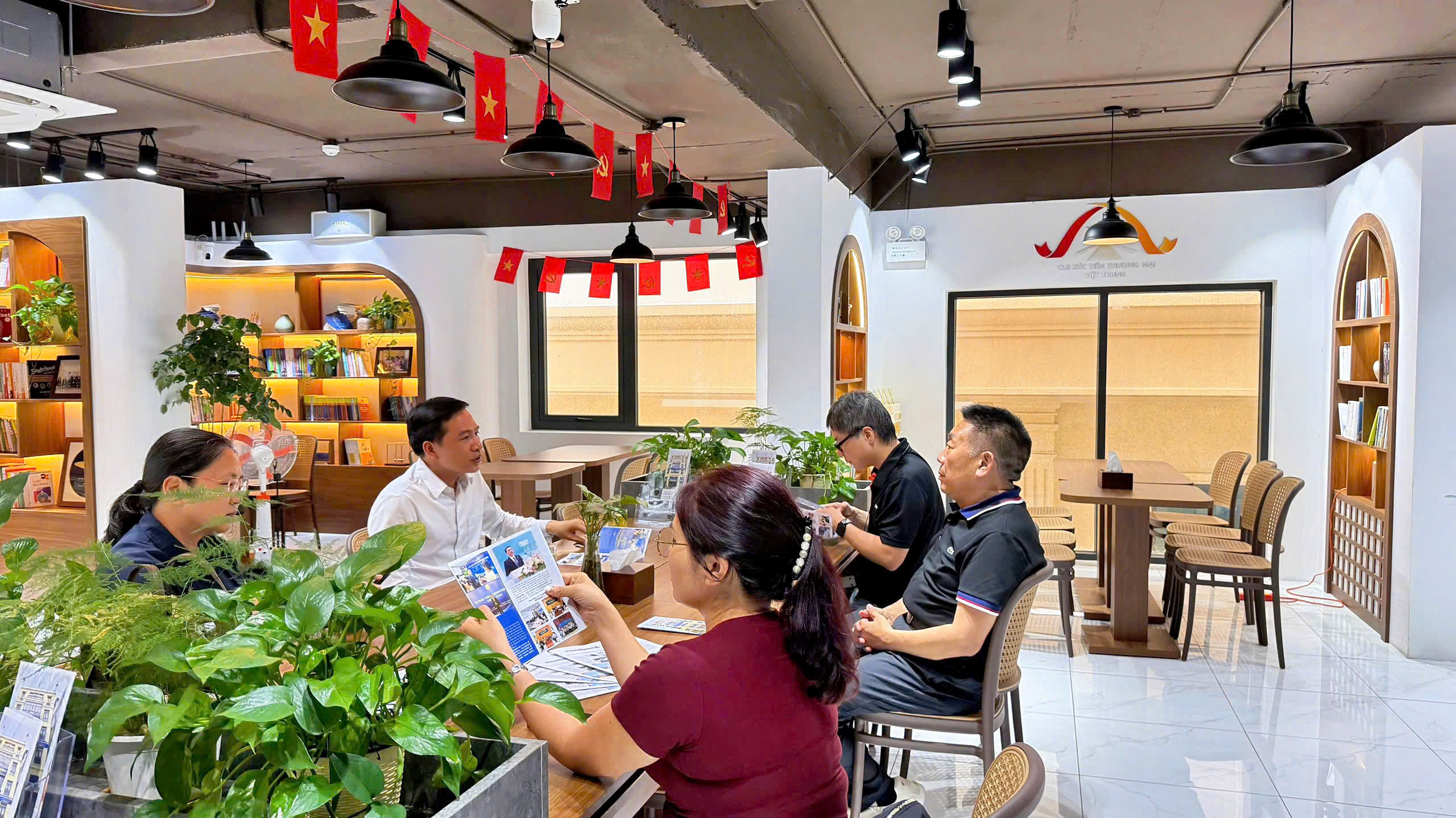Thúc đẩy hợp tác giáo dục Hoa ngữ Việt - Trung: Trường Hoa kiều Quảng Tây thăm và làm việc tại Viễn Dương<br>推动越中文教育合作:广西华侨学校走访越南远洋 9 z7849879467292 fbf5be6c68a4e13863a78b5eb9aebcb5