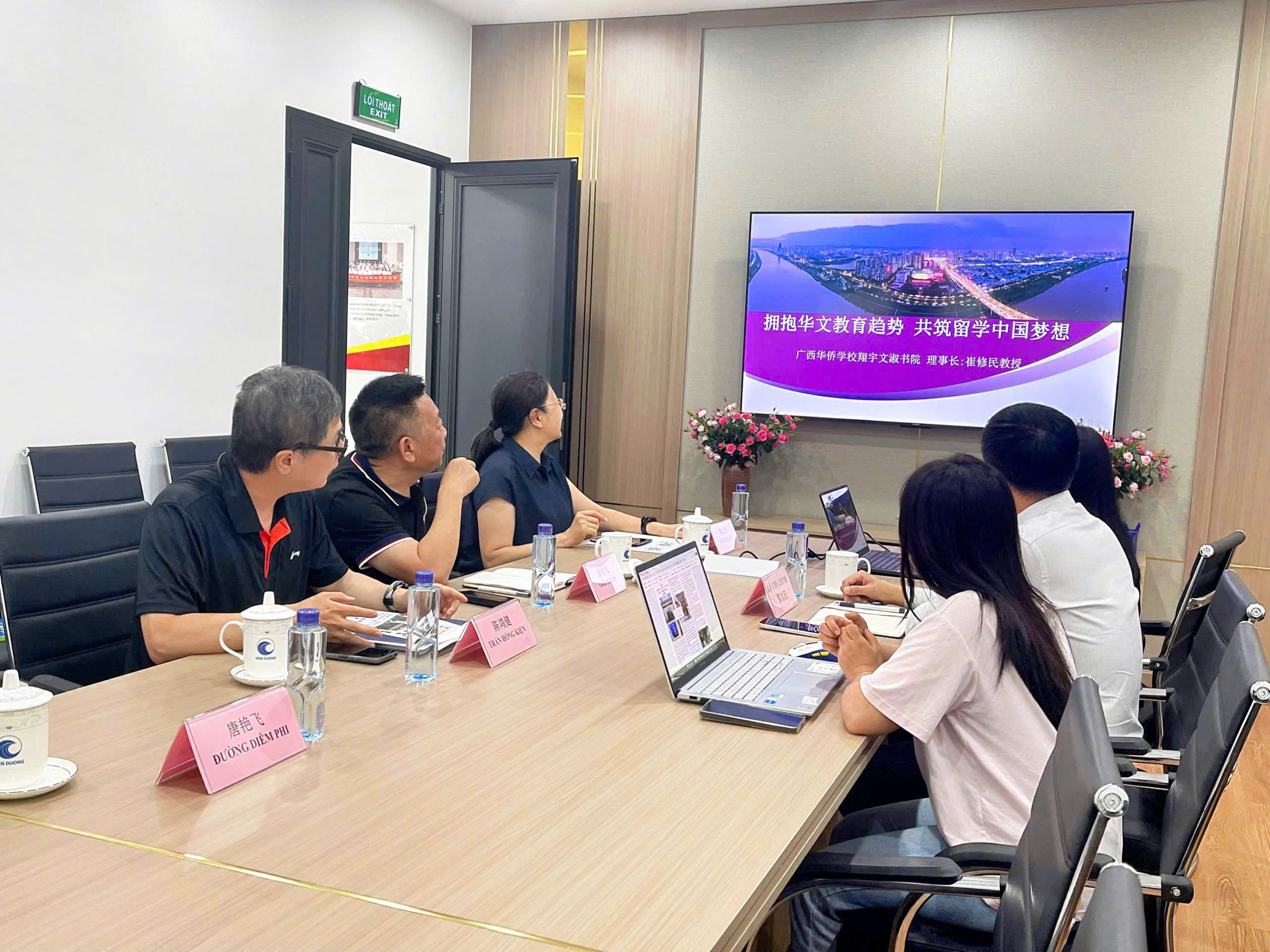 Thúc đẩy hợp tác giáo dục Hoa ngữ Việt - Trung: Trường Hoa kiều Quảng Tây thăm và làm việc tại Viễn Dương<br>推动越中文教育合作:广西华侨学校走访越南远洋 8 z7849879472127 ea090a74637a845dcf0ed9c3956bb30f scaled