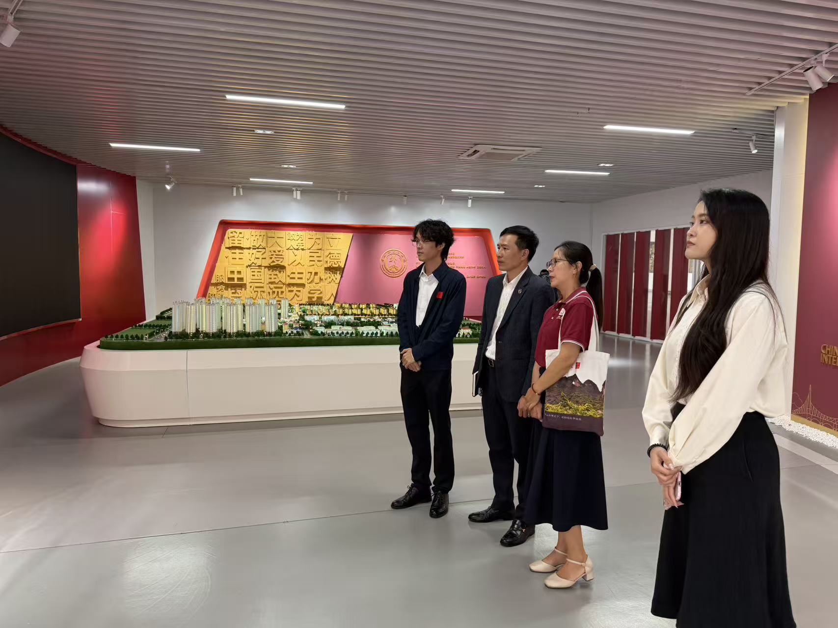 Từ giáo dục đến AI: Moyun Thâm Quyến và Viễn Dương ký kết hợp tác chiến lược, mở ra không gian hợp tác mới<br>从教育迈向人工智能:摸云(深圳)与远洋正式签署战略合作协议,开拓合作新纪元 30 图片 20260521111508