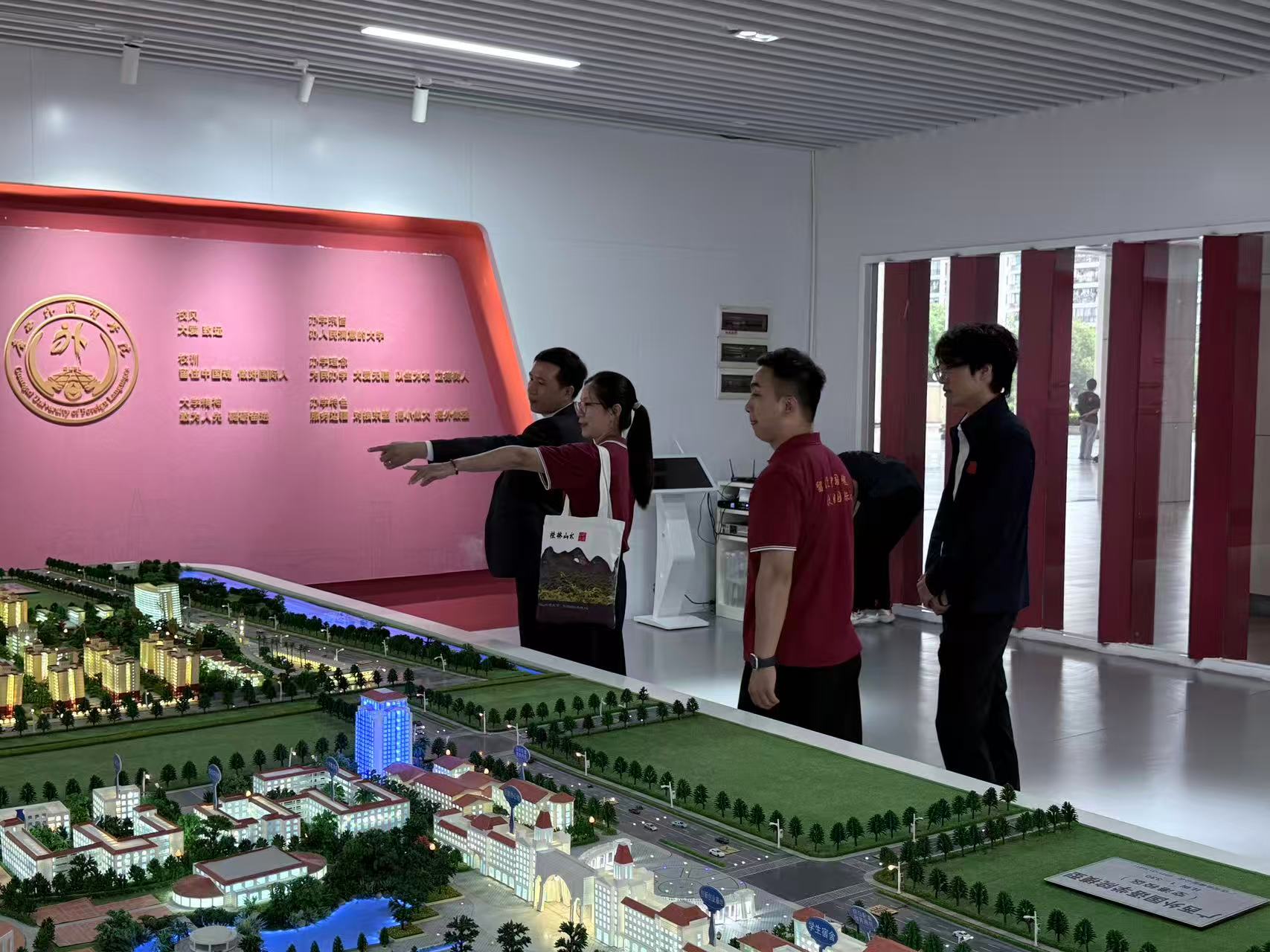 Từ giáo dục đến AI: Moyun Thâm Quyến và Viễn Dương ký kết hợp tác chiến lược, mở ra không gian hợp tác mới<br>从教育迈向人工智能:摸云(深圳)与远洋正式签署战略合作协议,开拓合作新纪元 18 图片 20260521112024