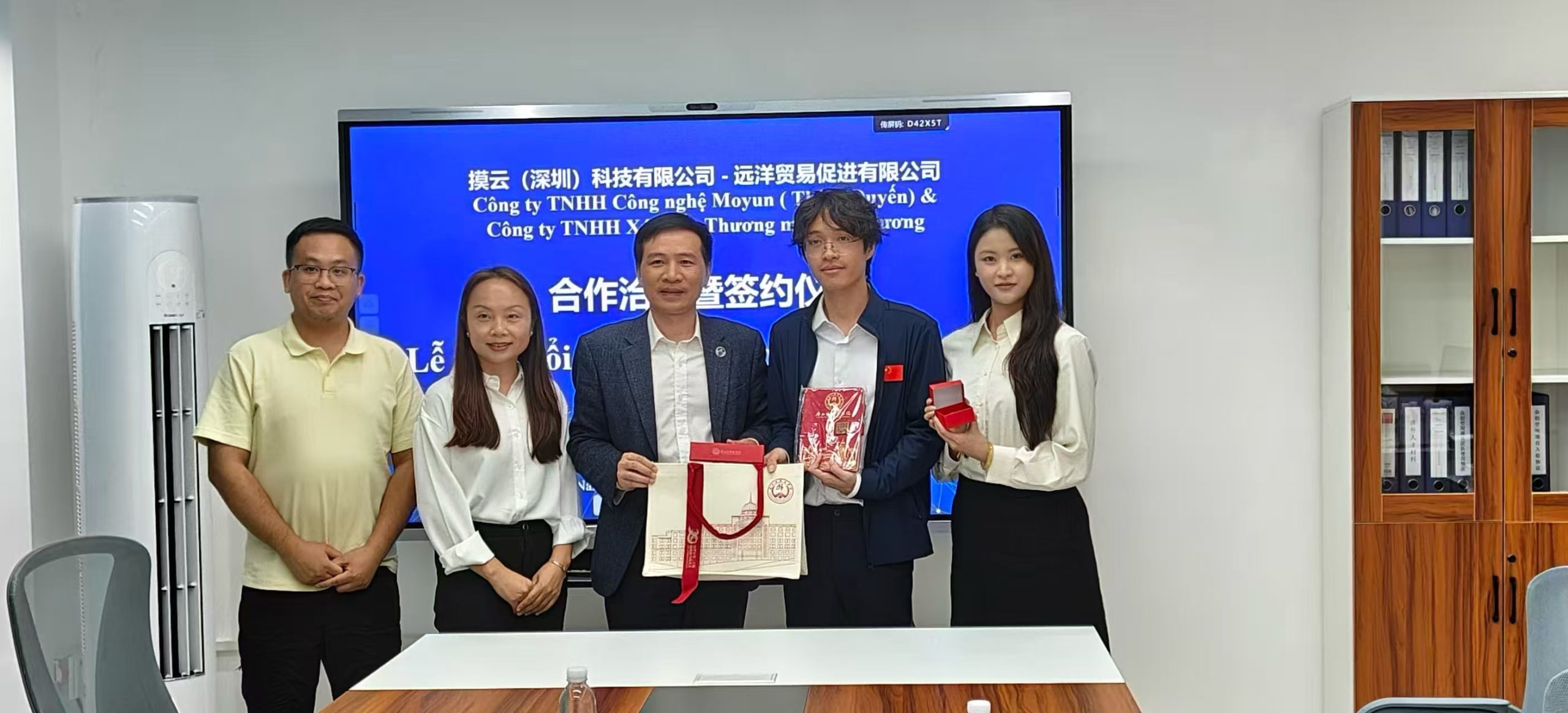 Từ giáo dục đến AI: Moyun Thâm Quyến và Viễn Dương ký kết hợp tác chiến lược, mở ra không gian hợp tác mới<br>从教育迈向人工智能:摸云(深圳)与远洋正式签署战略合作协议,开拓合作新纪元 14 图片 20260521112055 scaled