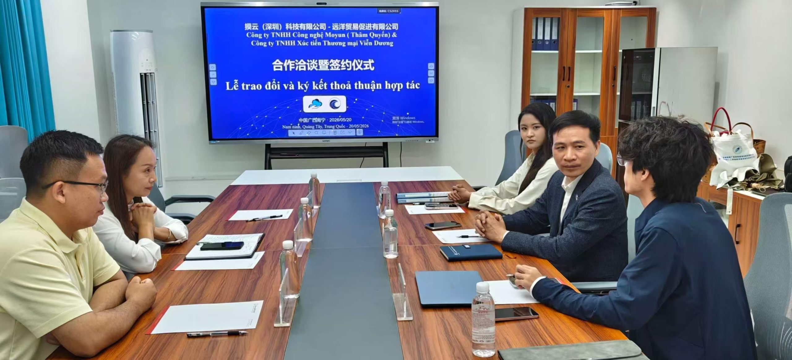 Từ giáo dục đến AI: Moyun Thâm Quyến và Viễn Dương ký kết hợp tác chiến lược, mở ra không gian hợp tác mới<br>从教育迈向人工智能:摸云(深圳)与远洋正式签署战略合作协议,开拓合作新纪元 13 图片 20260521112100 scaled