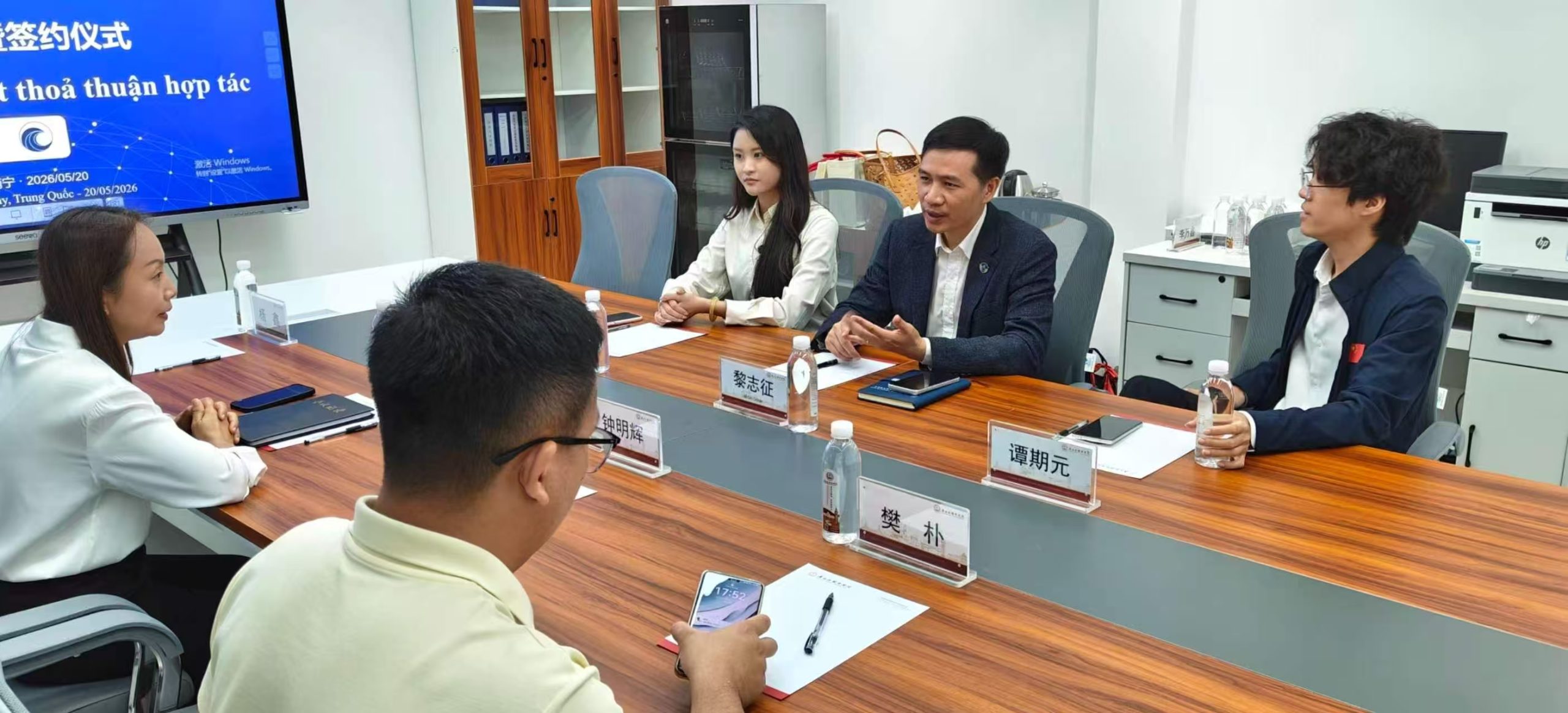 Từ giáo dục đến AI: Moyun Thâm Quyến và Viễn Dương ký kết hợp tác chiến lược, mở ra không gian hợp tác mới<br>从教育迈向人工智能:摸云(深圳)与远洋正式签署战略合作协议,开拓合作新纪元 7 图片 20260521112130 scaled