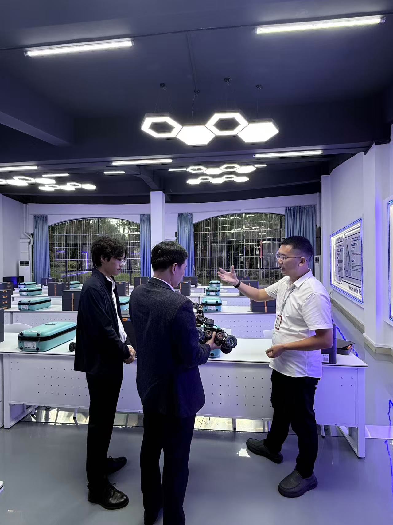 Từ giáo dục đến AI: Moyun Thâm Quyến và Viễn Dương ký kết hợp tác chiến lược, mở ra không gian hợp tác mới<br>从教育迈向人工智能:摸云(深圳)与远洋正式签署战略合作协议,开拓合作新纪元 5 图片 20260521112140