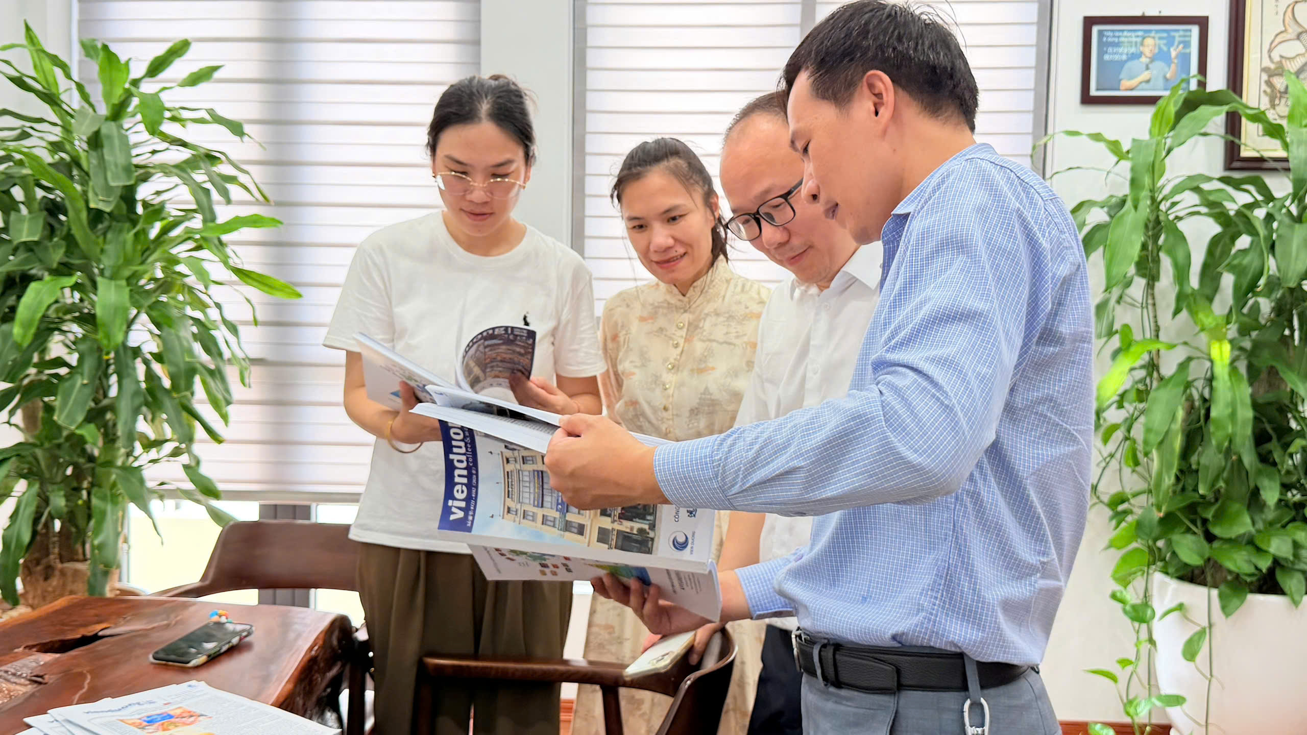 Giám đốc Điều hành Happy Work (Bắc Kinh) Ông Chu Thượng An thăm và làm việc tại Viễn Dương: Mở ra triển vọng hợp tác ứng dụng AI trong đào tạo tiếng Trung – tiếng Việt<br> 快乐工作(北京)总监周尚安先生访问越南远洋并开展工作,开启人工智能在中越语言培训领域应用的合作前景 3 bo sung