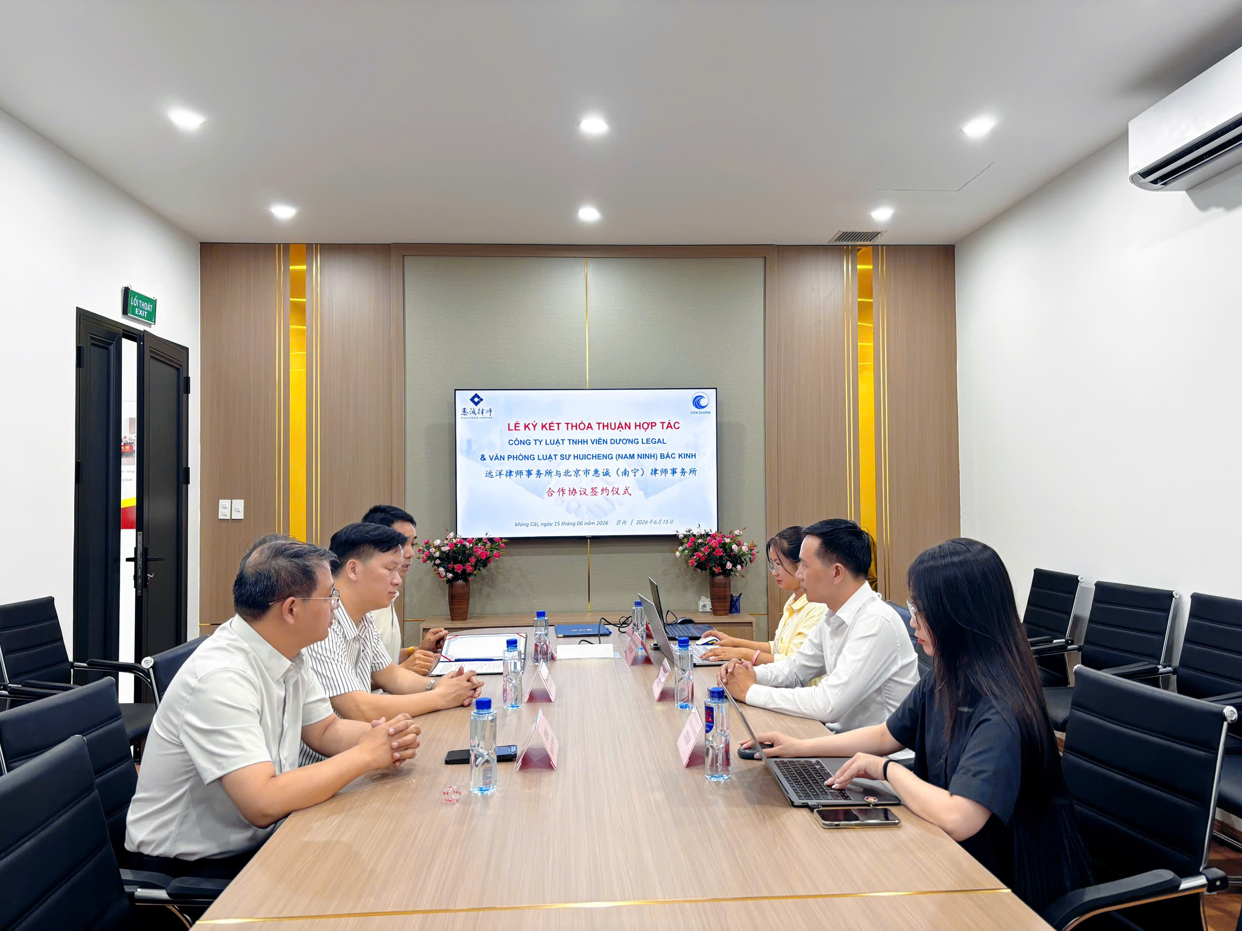 Cùng Hướng Tới Tương Lai Hợp Tác Thành Công | Công ty Luật TNHH Viễn Dương Legal và Văn phòng luật sư Huicheng (Nam Ninh) Bắc Kinh ký kết Thỏa thuận Hợp tác Chiến lược, đồng hành cùng doanh nghiệp Trung Quốc vươn ra thế giới<br>携手共赢未来|越南远洋律所与北京市惠诚(南宁)律所签署战略合作协议,共助中国企业“出海” 7 z7938731027600 008717c0b85d68bc81889dd0c30196c7