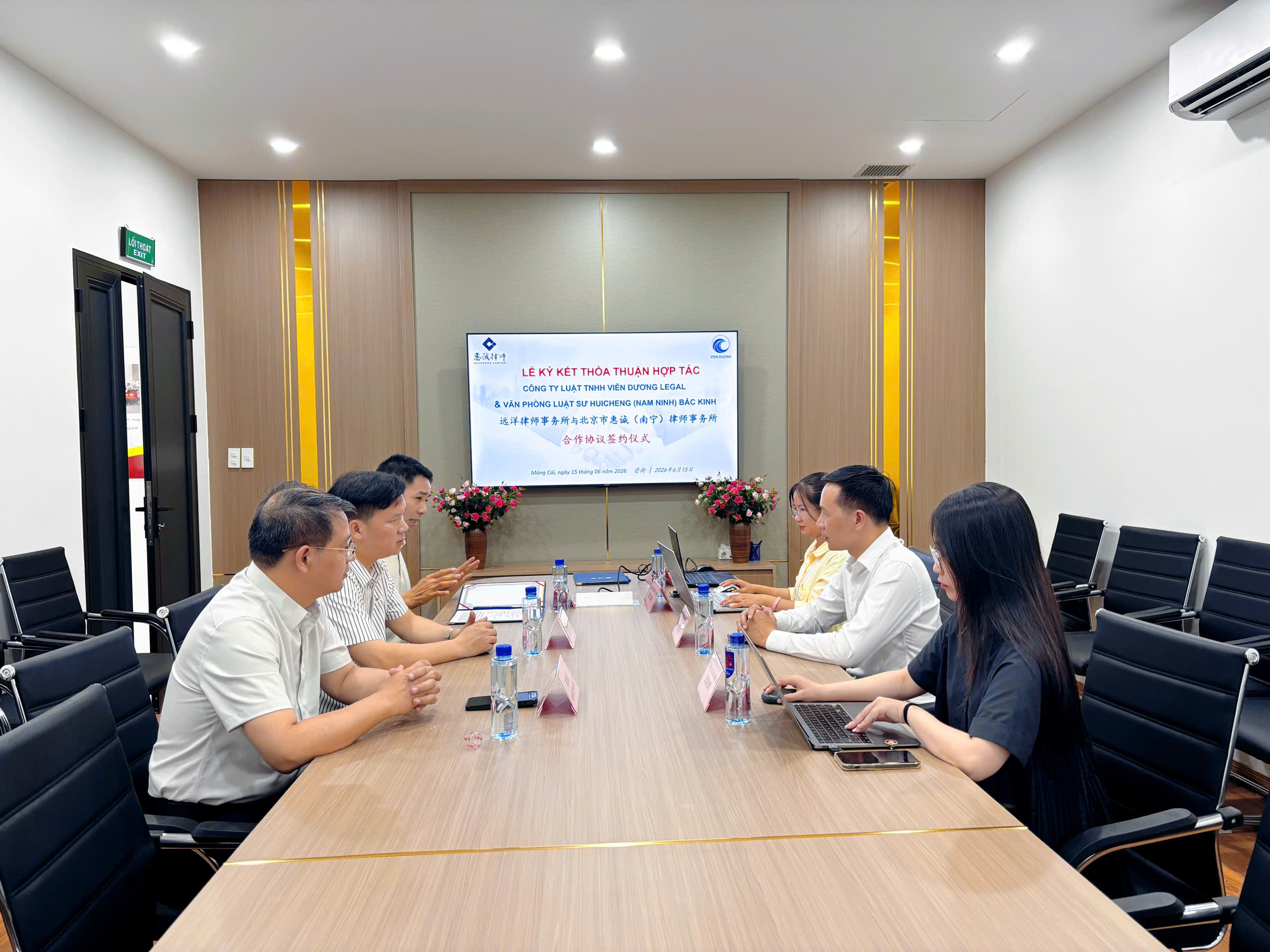 Cùng Hướng Tới Tương Lai Hợp Tác Thành Công | Công ty Luật TNHH Viễn Dương Legal và Văn phòng luật sư Huicheng (Nam Ninh) Bắc Kinh ký kết Thỏa thuận Hợp tác Chiến lược, đồng hành cùng doanh nghiệp Trung Quốc vươn ra thế giới<br>携手共赢未来|越南远洋律所与北京市惠诚(南宁)律所签署战略合作协议,共助中国企业“出海” 1 z7938731039581 fcb802c006e833140be1e66c7d7c43dc