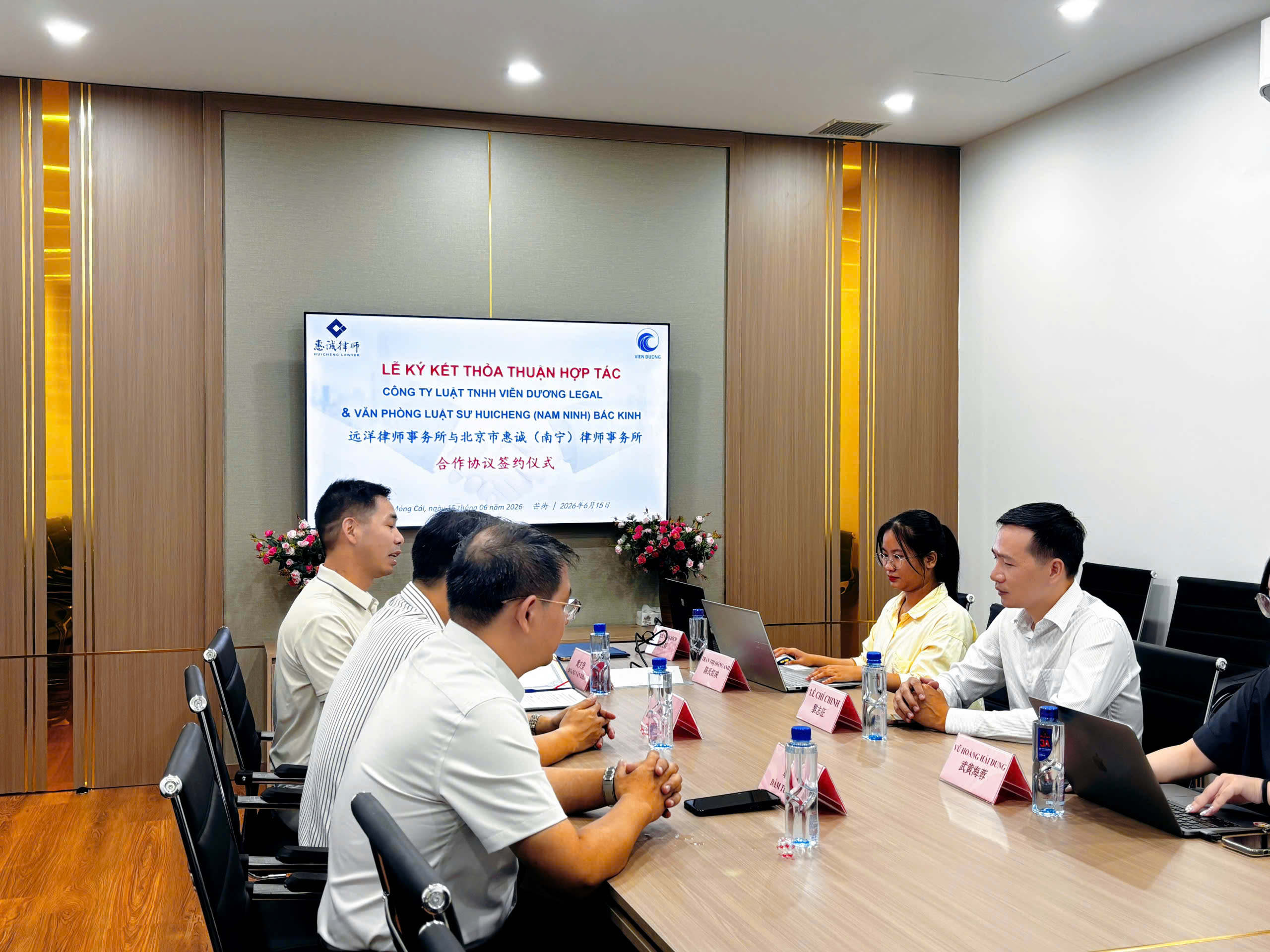 Cùng Hướng Tới Tương Lai Hợp Tác Thành Công | Công ty Luật TNHH Viễn Dương Legal và Văn phòng luật sư Huicheng (Nam Ninh) Bắc Kinh ký kết Thỏa thuận Hợp tác Chiến lược, đồng hành cùng doanh nghiệp Trung Quốc vươn ra thế giới<br>携手共赢未来|越南远洋律所与北京市惠诚(南宁)律所签署战略合作协议,共助中国企业“出海” 3 z7938731072720 dff37b446c4b1dfdb00186a7bbce27a5