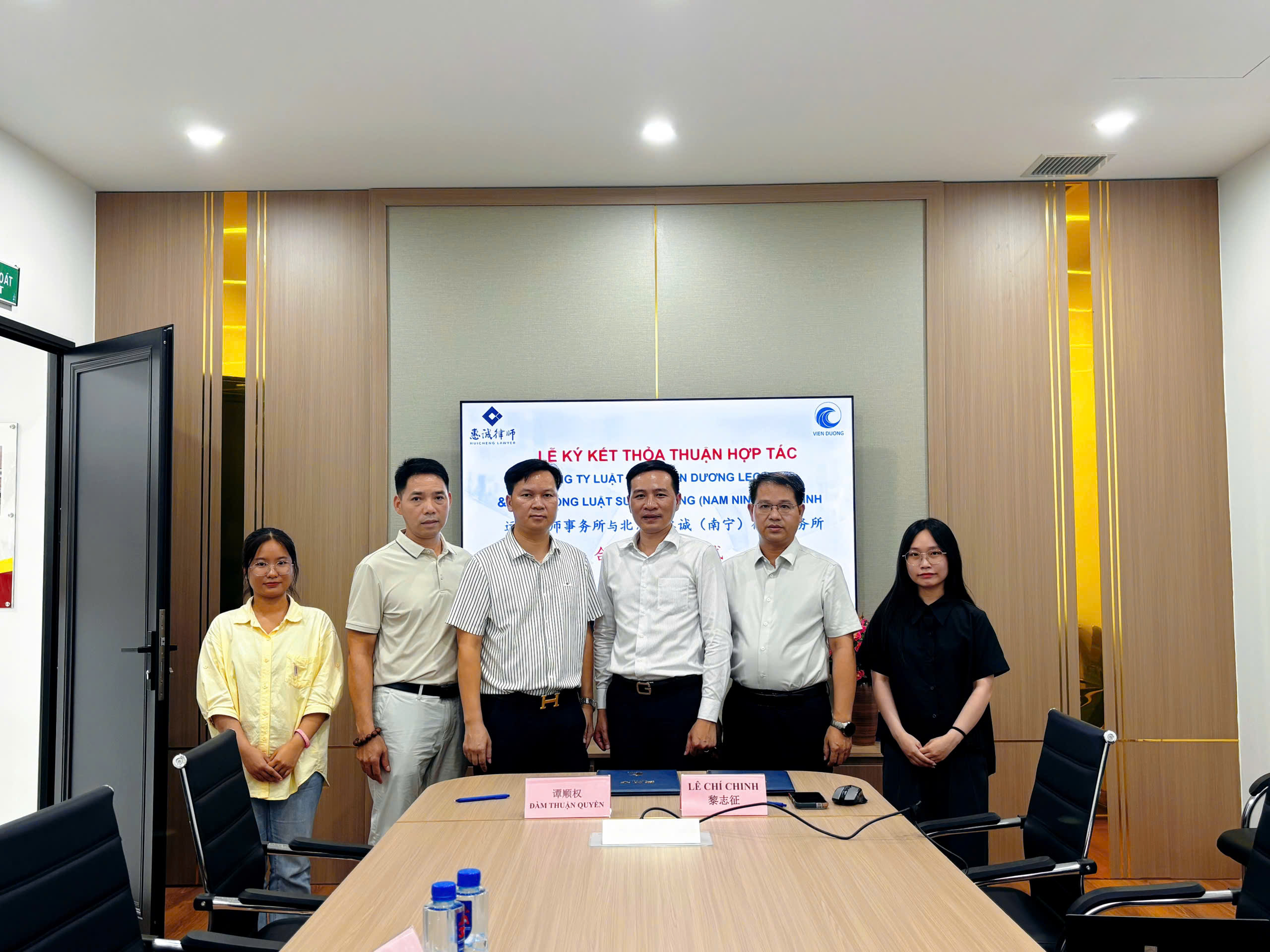 Cùng Hướng Tới Tương Lai Hợp Tác Thành Công | Công ty Luật TNHH Viễn Dương Legal và Văn phòng luật sư Huicheng (Nam Ninh) Bắc Kinh ký kết Thỏa thuận Hợp tác Chiến lược, đồng hành cùng doanh nghiệp Trung Quốc vươn ra thế giới<br>携手共赢未来|越南远洋律所与北京市惠诚(南宁)律所签署战略合作协议,共助中国企业“出海” 8 z7938939728236 10b2cca54e7c5d0f5c1b8e9eeaf6f9f8