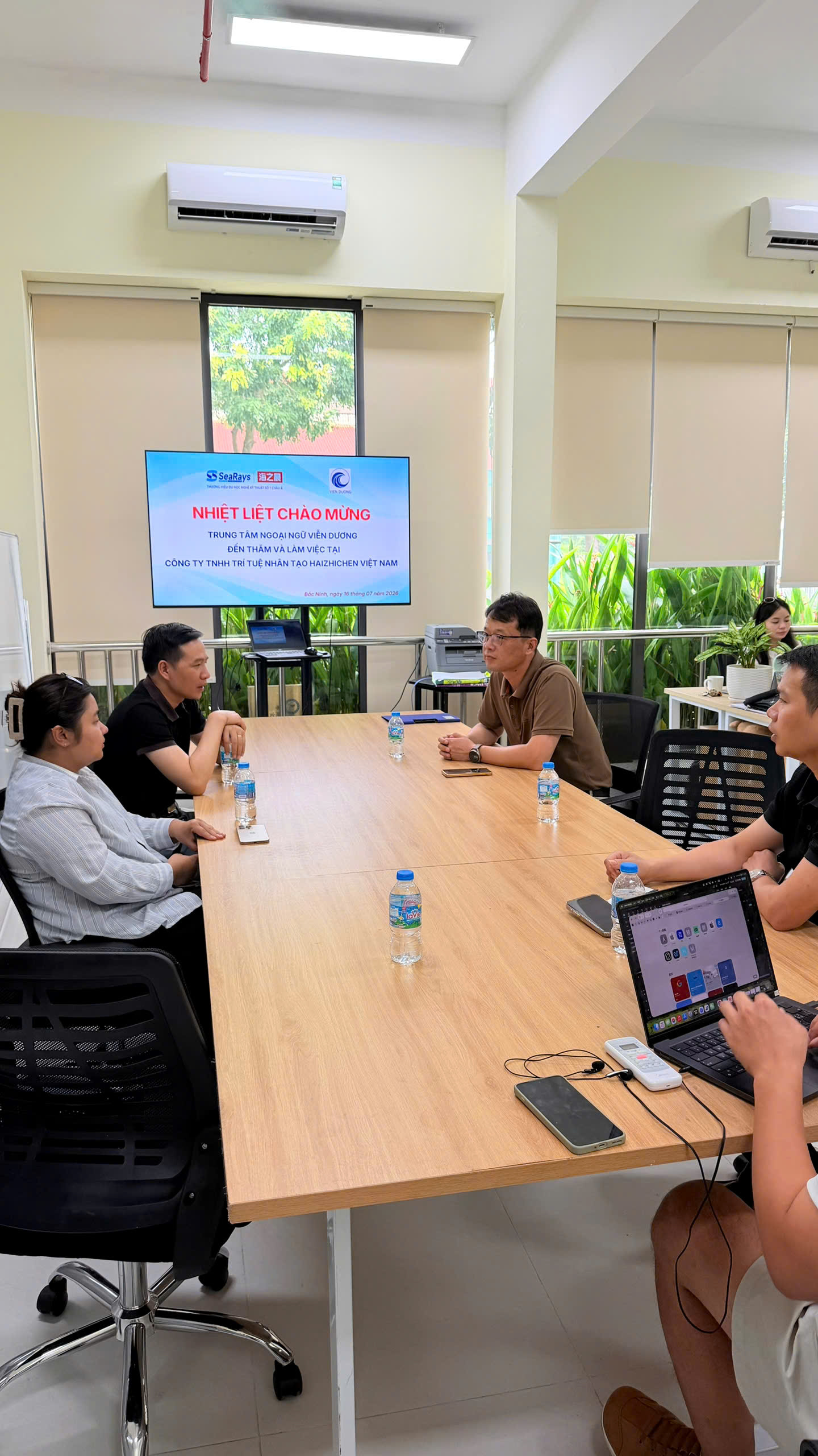 VIỄN DƯƠNG VÀ HAIZHICHEN VIỆT NAM KÝ KẾT HỢP TÁC TUYỂN SINH DU HỌC<br>远洋贸易促进有限公司与海之晨人工智能(越南)有限公司签署留学招生合作协议 4 1784195509011 7613282153615864380 g8739167472035185372 5752f88b34c7cc35ff1c72e02d82e7a0