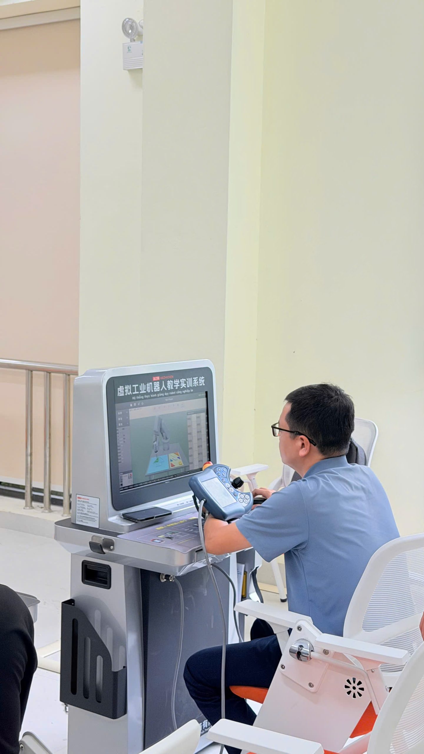 VIỄN DƯƠNG VÀ HAIZHICHEN VIỆT NAM KÝ KẾT HỢP TÁC TUYỂN SINH DU HỌC<br>远洋贸易促进有限公司与海之晨人工智能(越南)有限公司签署留学招生合作协议 6 1784195509050 7613282153615864380 g8739167472035185372 9421c9ee0e9dd410254047266e2f93f8 scaled