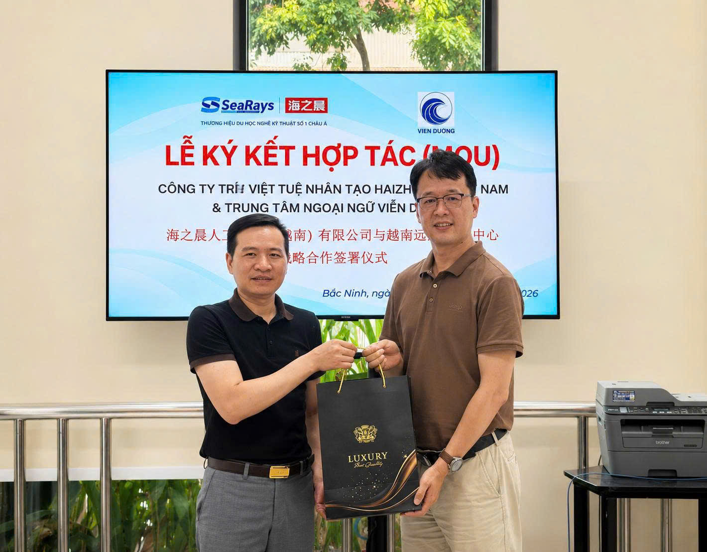 VIỄN DƯƠNG VÀ HAIZHICHEN VIỆT NAM KÝ KẾT HỢP TÁC TUYỂN SINH DU HỌC<br>远洋贸易促进有限公司与海之晨人工智能(越南)有限公司签署留学招生合作协议 3 1784195688414 7613282153615864380 g8739167472035185372 4540896e089b7da466afd92abffb1c7d