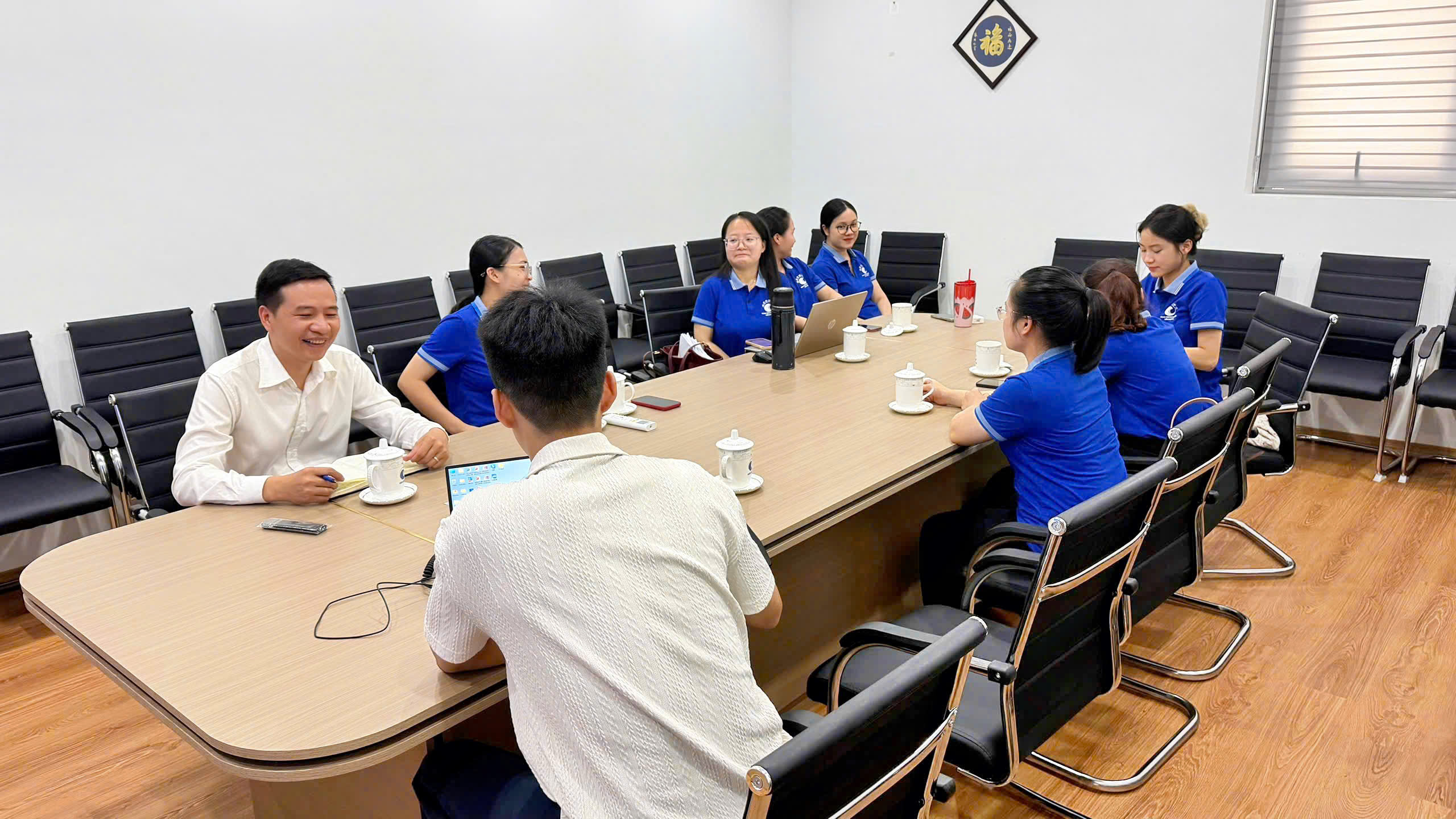 Giám đốc Điều hành Happy Work (Bắc Kinh) ông Chu Thượng An trao đổi trực tuyến với tập thể giáo viên Trung tâm Ngoại ngữ Viễn Dương về ứng dụng AI trong giảng dạy tiếng Trung<br>快乐工作(北京)运营总监周尚安先生在线与越南远洋外语中心教师团队交流人工智能在中文教学中的应用 5 1784345195747 1775739885887963199 374124873243183274 1f68ea9eb30f7c6285caac792cea5f01
